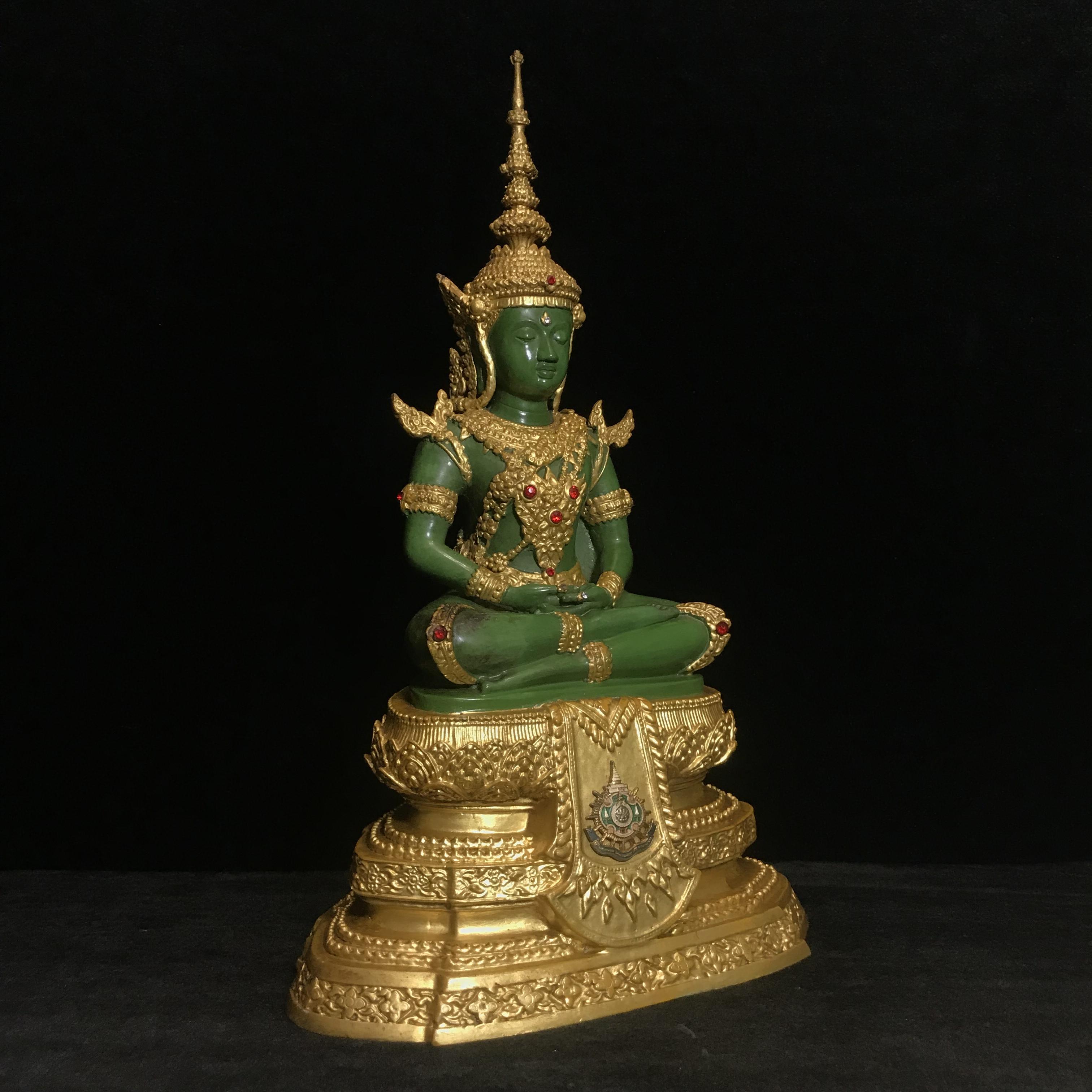 พระพุทธมหามณีรัตนปฏิมากร (จำลอง)พระแก้วมรกต วัดพุทธไทยถาวรวนาราม นครนิวยอร์ก ตรา ภปร. 6รอบ 72พรรษา ในหลวงรัชกาลที่9 ปี2542 ขนาดบูชาหน้าตัก 5นิ้ว หล่อเนื้อโลหะ(ในหลวงรัชกาลที่9 เสด็จเจิมพระสุหร่าย)(1ใน999องค์)