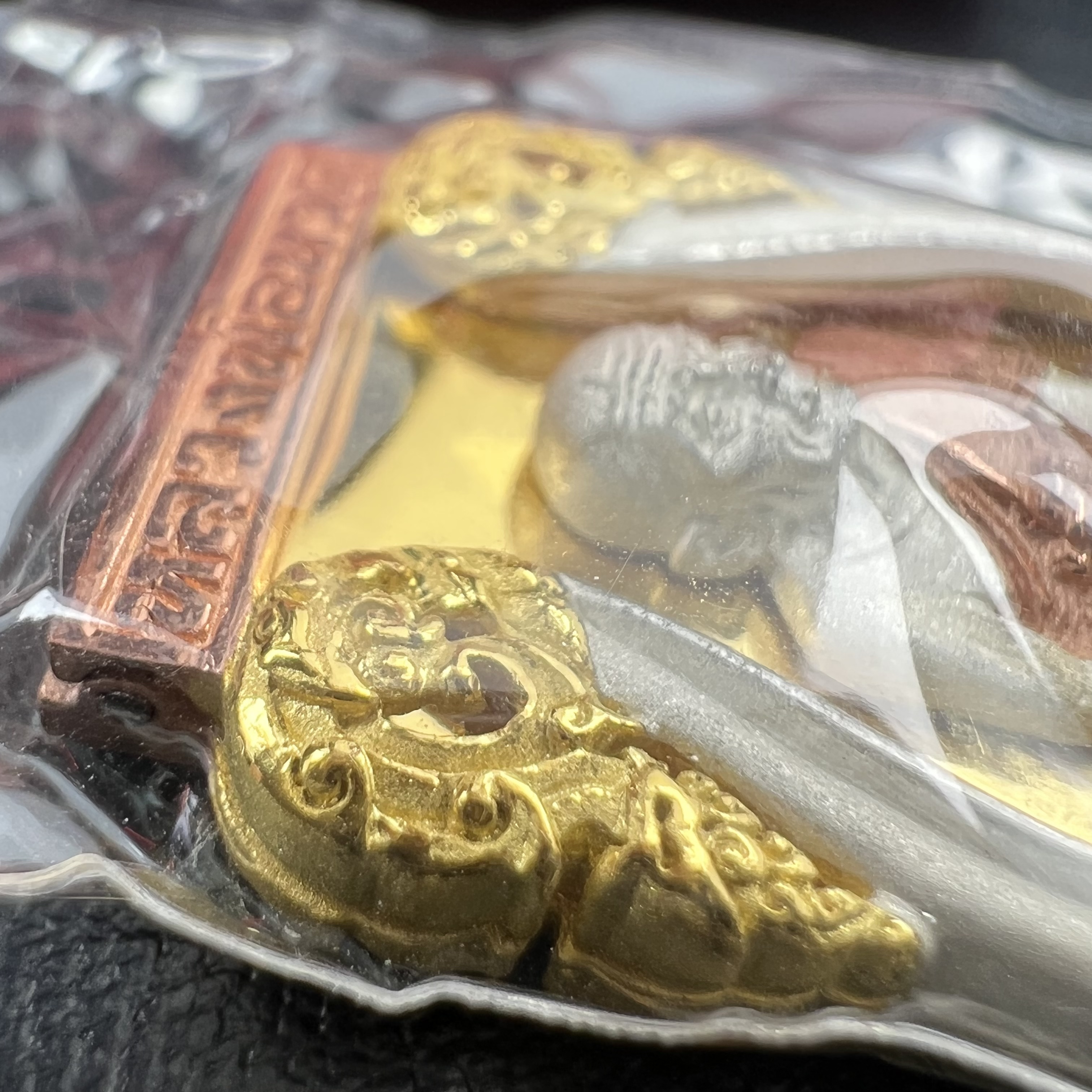 หลวงพ่อทวดเหยียบน้ำทะเลจืด รุ่นครบรอบกระทรวงกลาโหม 115 ปี พิธีปลุกเสก ณ มหาเจดีย์วัดพะโค๊ะ และบนเรือรบหลวงกองเรือยุทธการภาคที่ 2 กลางทะเล จังหวัดสงขลา ปี2545 เหรียญทรงเสมาเนื้อเงินสามกษัตริย์(ฉากพื้นหลังผิวกระจก) ตอกโค๊ตและหมายเลข ซีนซองเดิมกล่องบรรจุเดิม