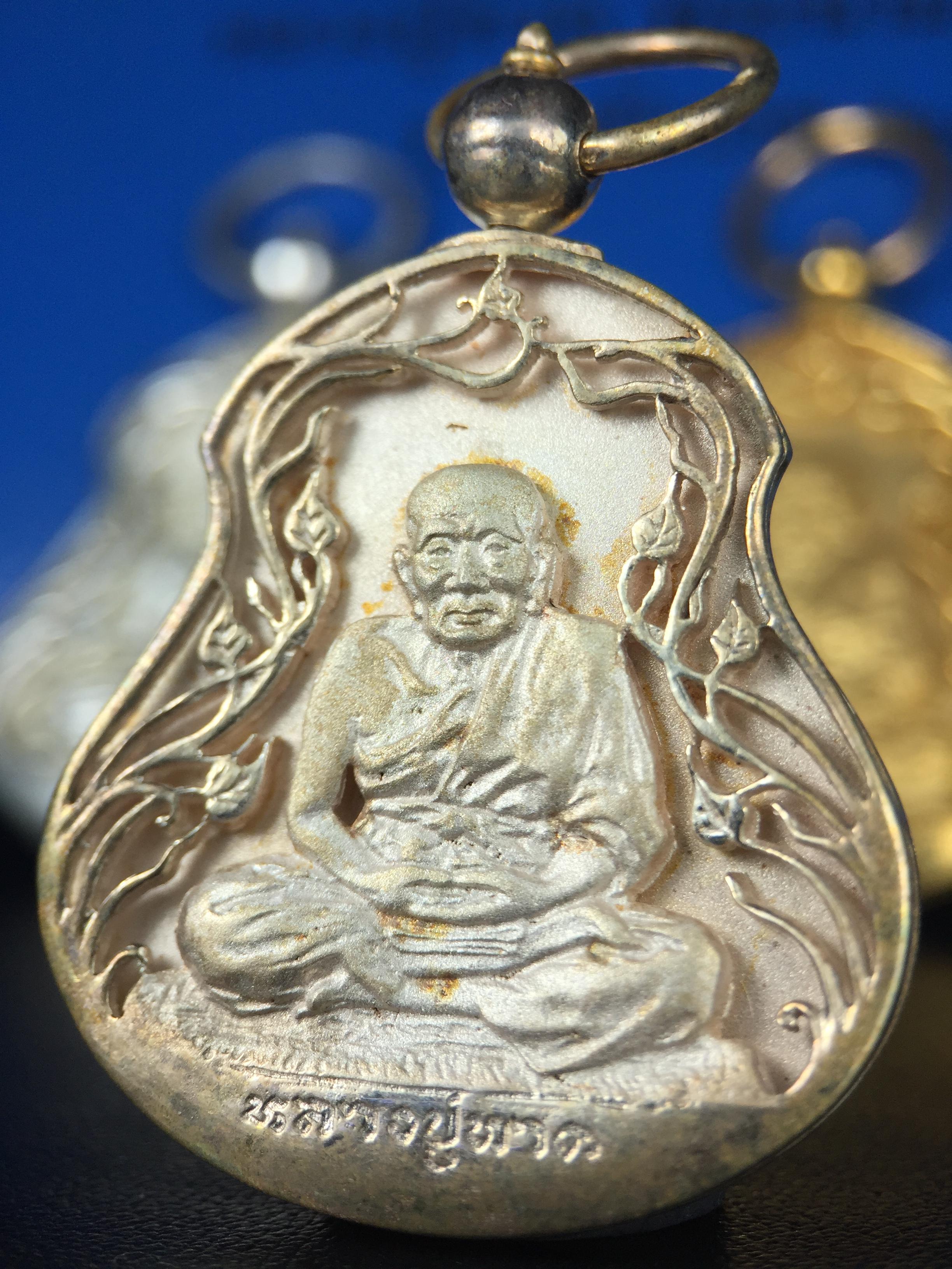 เหรียญหลวงปู่ทวด พระนามาภิไธย สก. แบบงานฉลุโบราณ(HAND MADE) ปี 2544 ชุดทองคำ(เนื้อทองคำ(15.16 กรัม)+เนื้อเงิน+เนื้อบรอนซ์)พิธีปลุกเสก ณ อุโบสถวัดช้างให้ และ พิธีมังคลาภิเษก ณ พระอุโบสถ วัดพระศรีรัตนศาสดาราม(วัดพระแก้ว) (1 ใน 500 ชุด)พบเจอน้อยหายากมาก