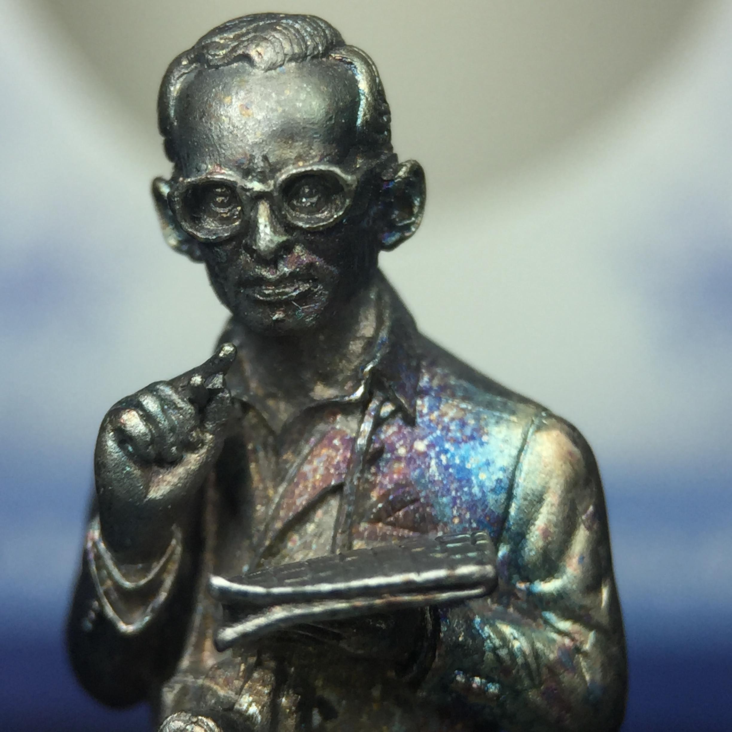 พระบรมรูปพระบาทสมเด็จพระเจ้าอยู่หัวรัชกาลที่ 9(ทรงงาน) ภปร. รุ่นเพราะแผ่นดินนี้คือแผ่นดินเกิด ปี 2551 ขนาดสูง 1 นิ้ว เนื้อเงิน(ผิวเดิมขึ้นสีรุ้งธรรมชาติสวยมาก)(ด้านหน้า ฐานพระบรมรูปฯ ประดิษฐานอักษรพระปรมาภิไธย ภ.ป.ร.)นิยมหายาก(1 ใน 5000 องค์)