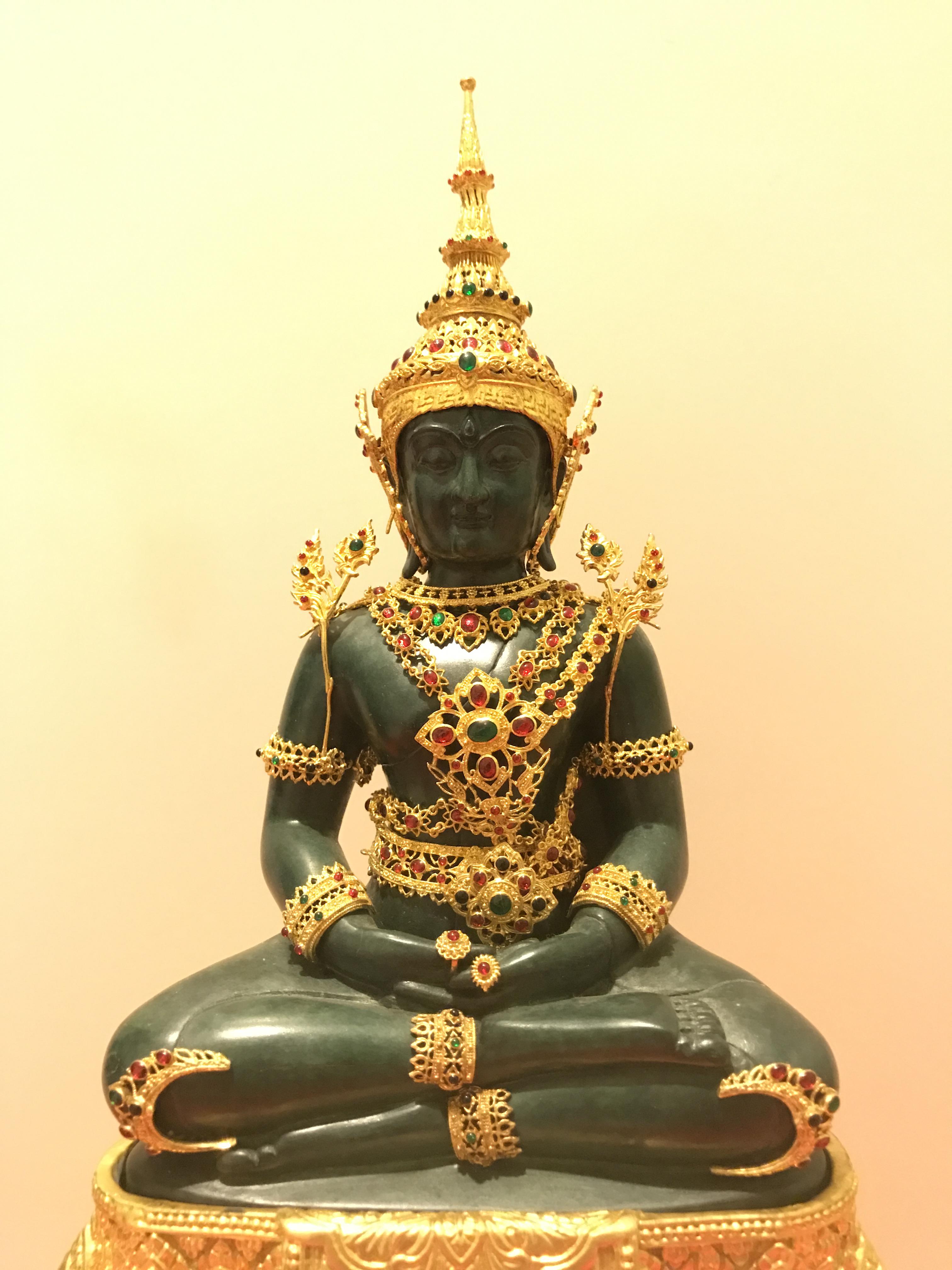 พระพุทธมหามณีรัตนปฏิมากร จำลอง (พระแก้วมรกต) ขนาดบูชาหน้าตัก 5 นิ้ว ตราสัญลักษณ์ ภ.ป.ร. รุ่นแรก ปี2547 เนื้อนวโลหะเคลือบสีเขียว(เครื่องทรงนวโลหะชุบทองไมครอน)