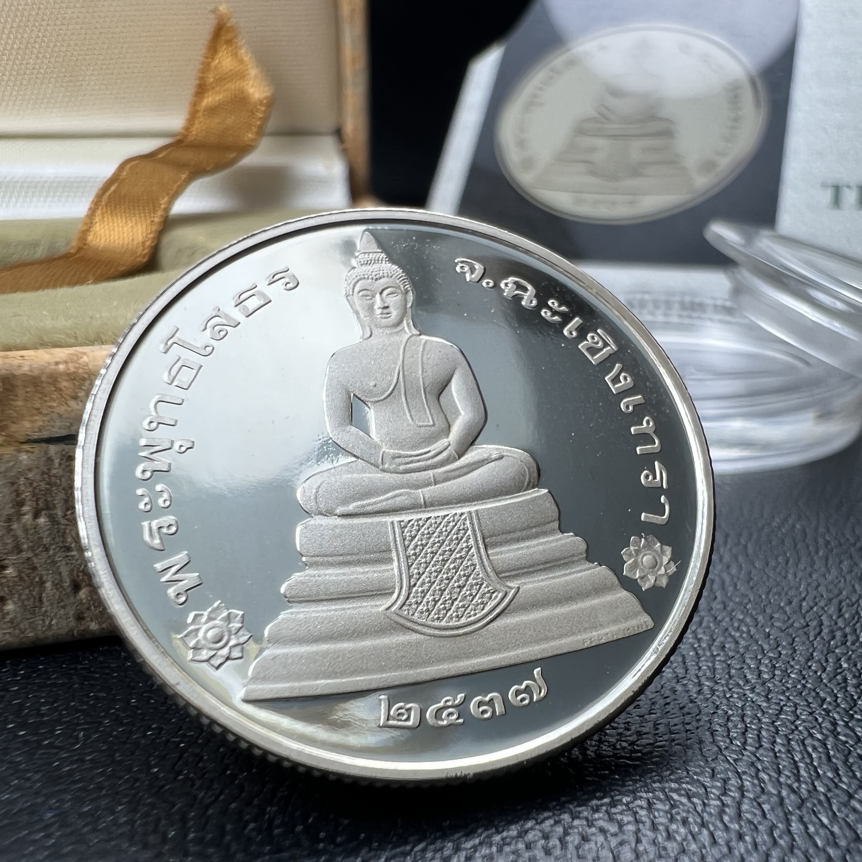 เหรียญพระพุทธโสธร รุ่นนานาชาติ(รุ่นแรก) วัดโสธรวรารามวรวิหาร ปี 2537 หลังพระธรรมจักร เนื้อเงินขัดเงา ขนาด 2.5 มม.สภาพสวยพร้อมกล่องและการ์ดใบรับรองเดิมครบสมบูรณ์(1 ใน 5000 เหรียญ)