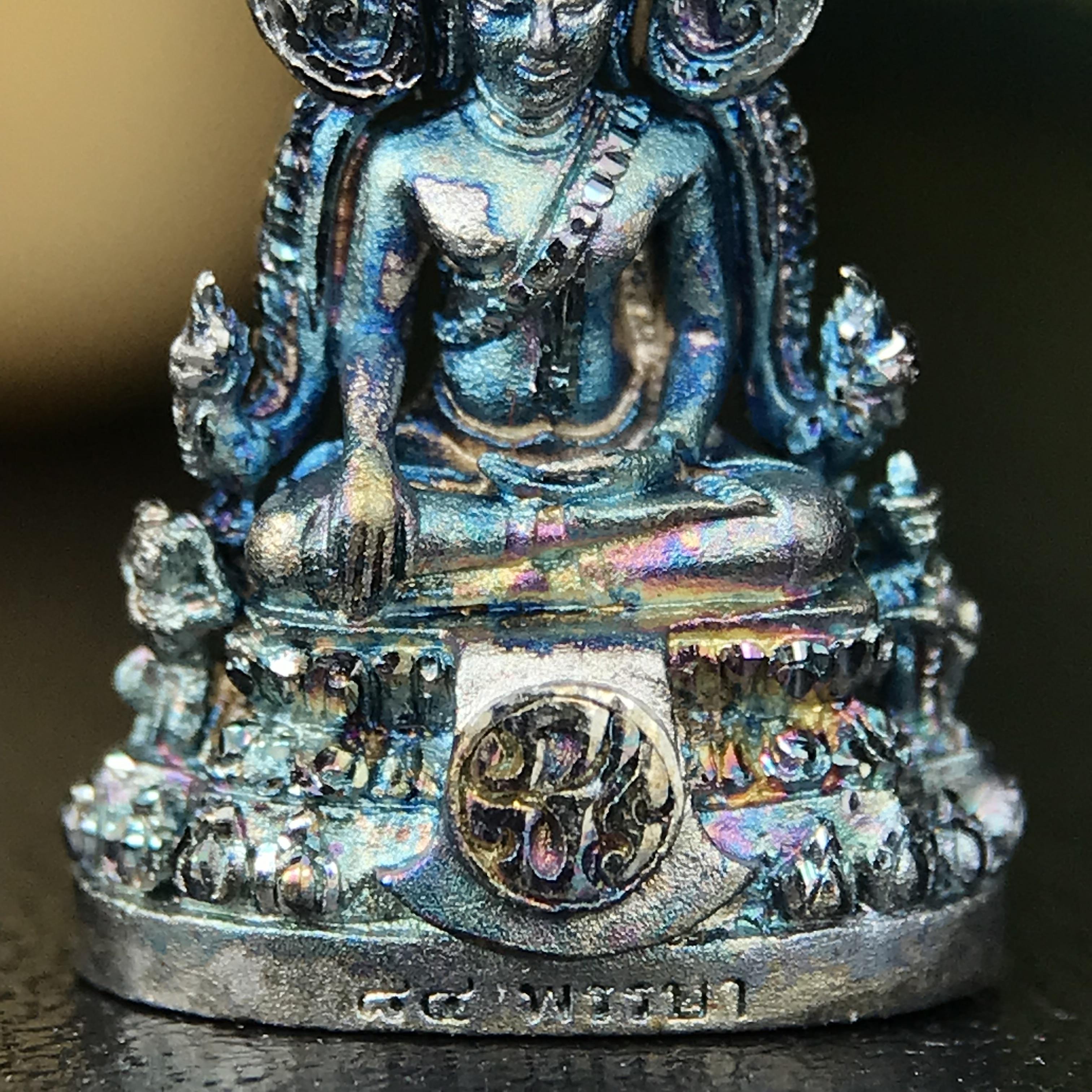 พระพุทธชินราช ภปร. 84 พรรษา ในหลวงรัชกาลที่ 9 พิมพ์เล็กขนาดหน้าตัก 1/4 นิ้ว(สูง 2.0 ซม.)เนื้อเงินชุบทองคำขาว (สภาพผิวเดิมสวย ขึ้นสีรุ้งฟ้าครามธรรมชาติสวยมาก แบบนิยม)(พระราชทานมวลสาร จิตรลดาและเส้นพระเจ้า(เส้นผม))พุทธศิลป์ทรงคุณค่าอีกหนึ่งรุ่นยอดนิยม