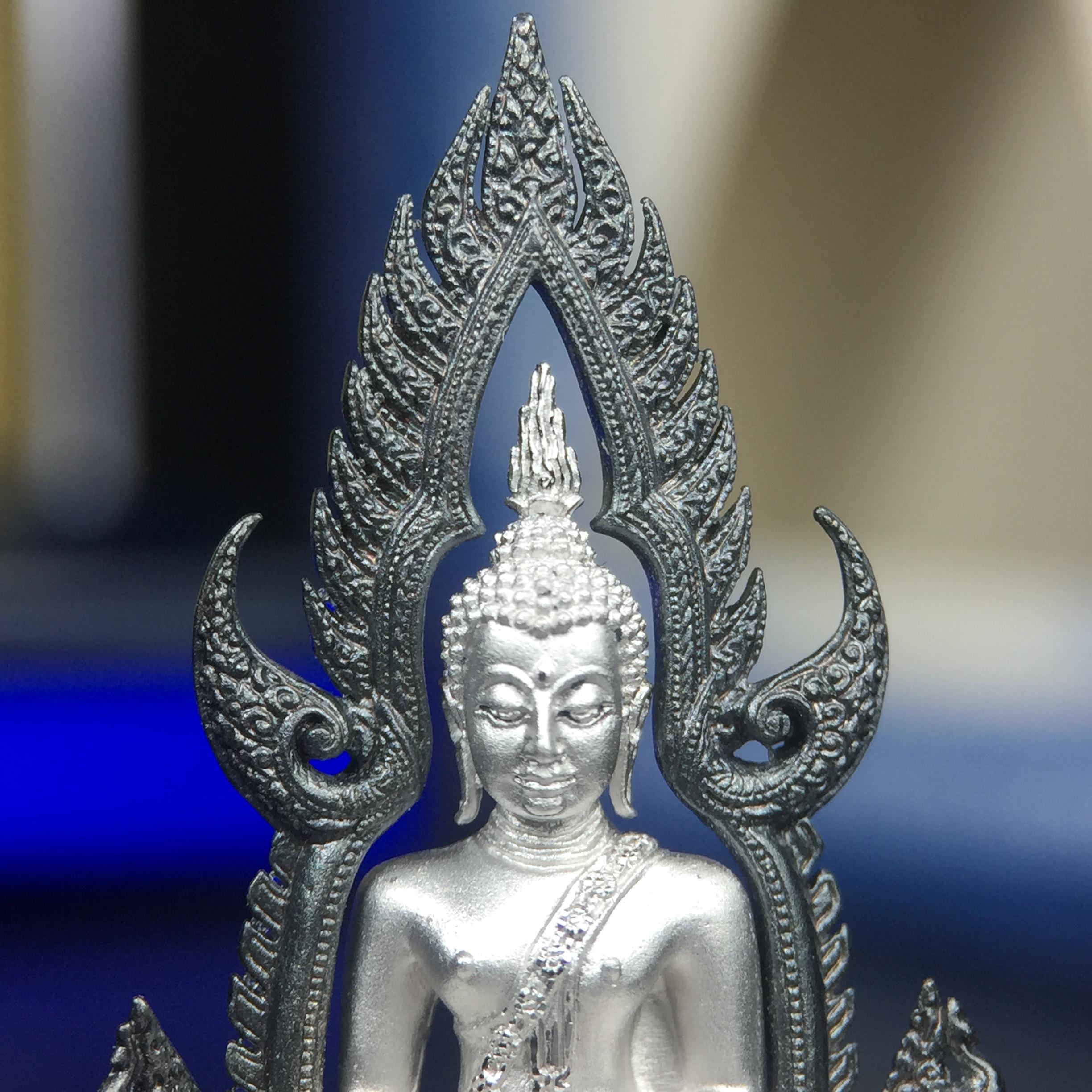 พระพุทธชินราช ภปร. โครงการ เพราะแผ่นดินนี้คือแผ่นดินเกิด เนื้อเงินชุบทองคำขาวซุ้มรมดำ ปี2551 ขนาดหน้าตัก1/2นิ้ว(3.5*2.5 ซม.) (สวยงามหายาก)1ใน 5000 องค์