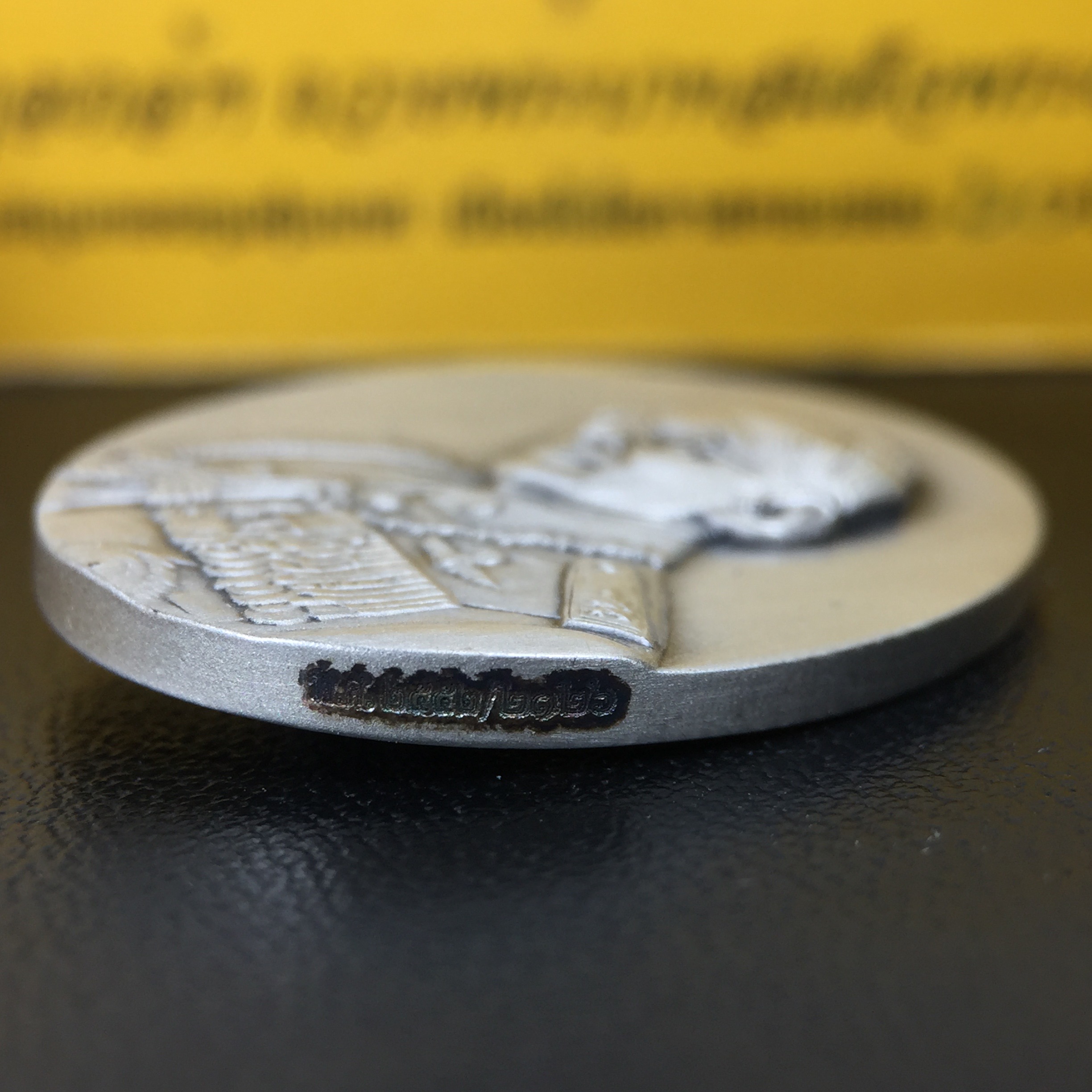 เหรียญพระบาทสมเด็จพระเจ้าอยู่หัวรัชกาลที่ 9 ภปร.(ใต้ร่มพระบารมี คุ้มเกล้า) 60ปี โรงพยาบาลภูมิพลฯ พ.ศ.2552 เนื้อเงิน (พิมพ์เล็กขนาด 25*20 มม.)สภาพสวยเดิมพร้อมกล่องบรรจุเดิม ตอกโค๊ดหมายเลขกำกับ เนื้อเงินหายากพบเจอน้อย