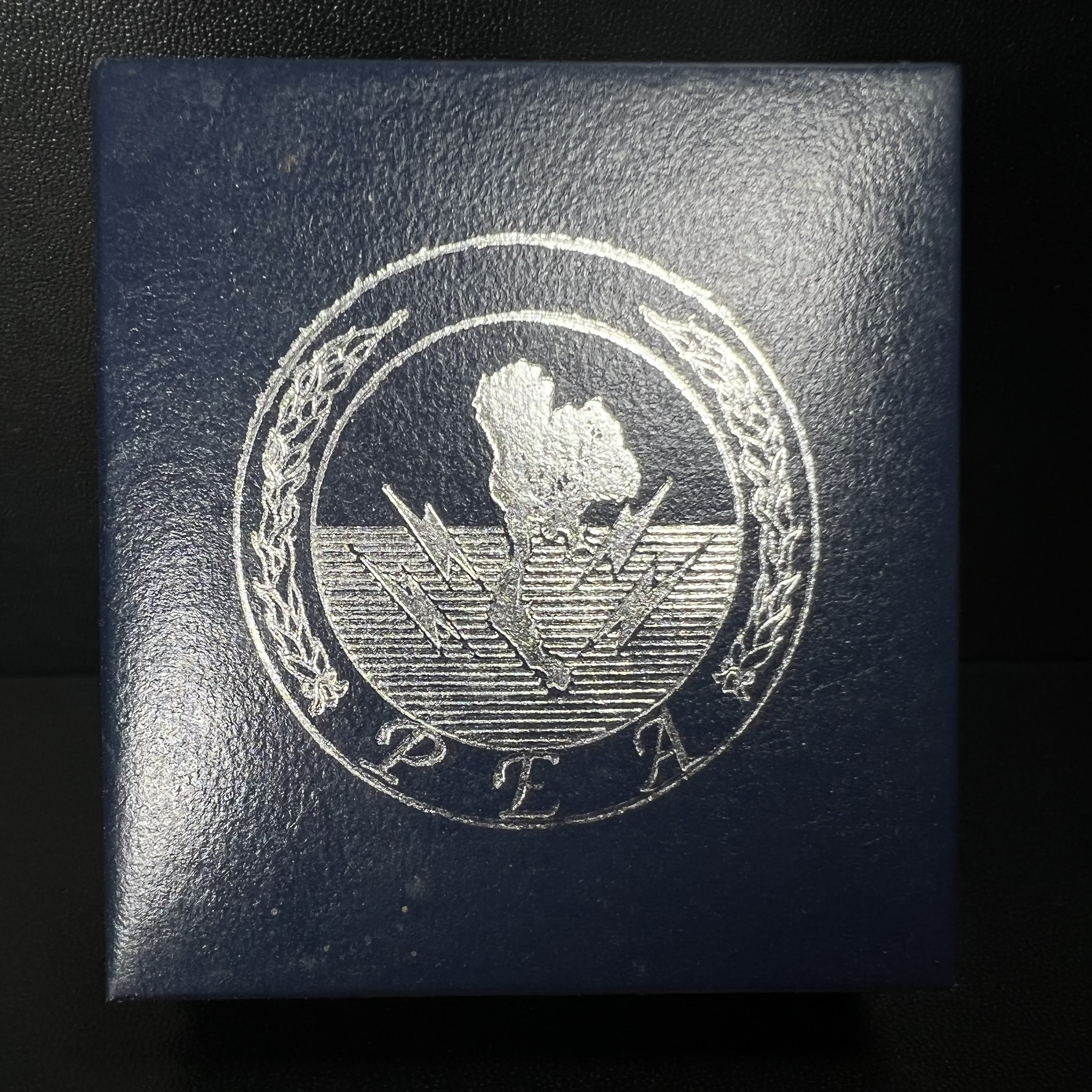 พระกริ่งไพรีพินาศ วัดบวรนิเวศวิหาร ปี2538 การไฟฟ้าส่วนภูมิภาคจัดสร้าง เนื้อเงิน(สภาพผิวเดิม ขึ้นสีรุ้งธรรมชาติ สวยแบบนิยม)พร้อมกล่องบรรจุเดิม หมายเลข 6432