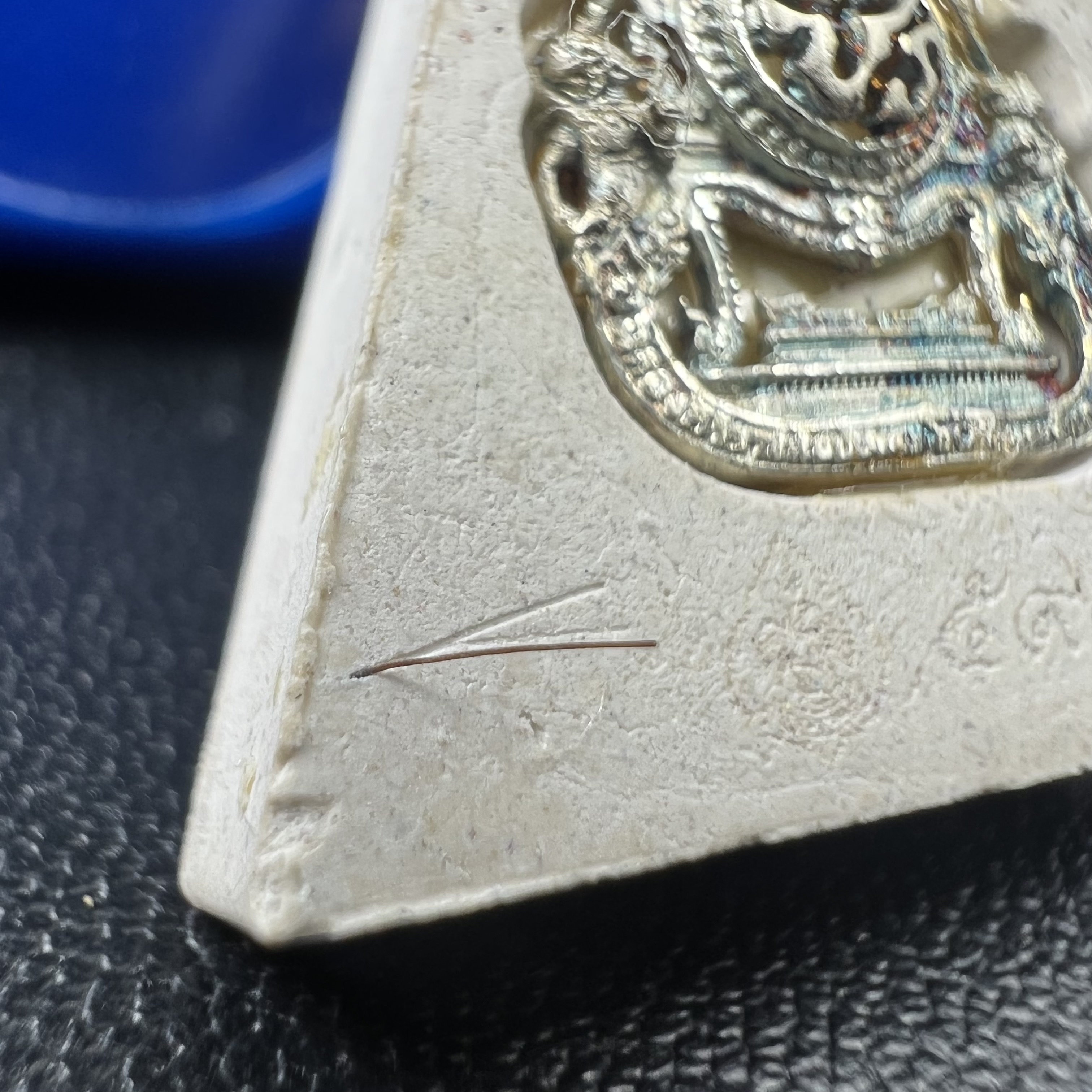 พระแก้วมรกต(จำลอง)ทรงเครื่องฤดูร้อน พระผงบูชา ด้านหน้าปิดทอง ด้านหลังตราฉลองสิริราชสมบัติครบ 60ปี เนื้อเงินขึ้นสีรุ้งธรรมชาติสร้างสรรค์งดงาม(รุ่นนี้ได้พระราชทานเส้นพระเจ้า(เส้นผม)รัชกาลที่9ในการจัดสร้าง)***องค์นี้พิเศษมองเห็นเส้นผมติดอยู่ด้านหลังชัดเจน***