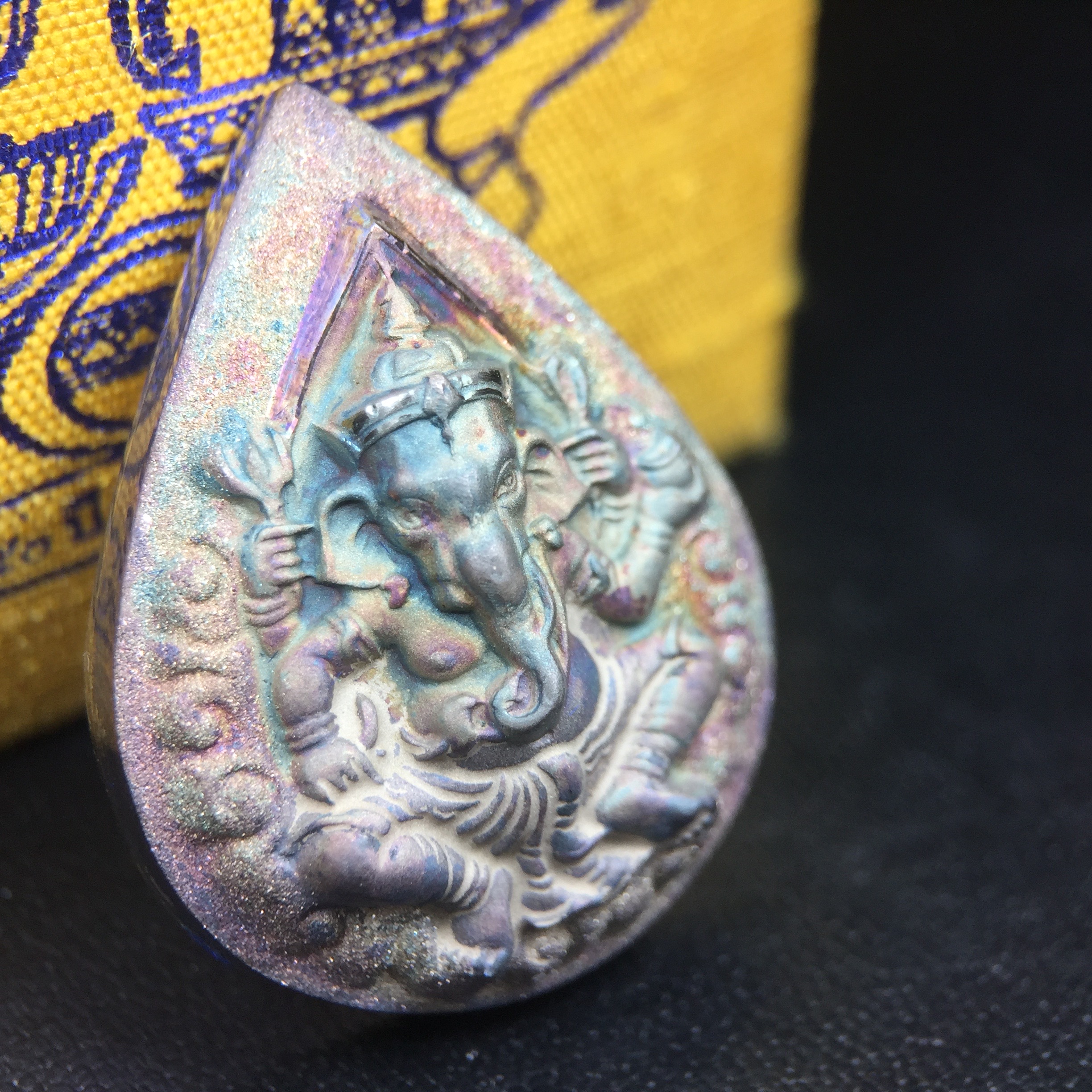 เหรียญพระพิฆเนศวร ญสส. ชุดกาญจนาภิเษกครองราชย์ 50 ปี พุทธศักราช 2538 พิมพ์ใหญ่(2.9 ซม.) เนื้อเงินผิวเดิมกลับดำขึ้นสีรุ้งเข้มขลังงดงามธรรมชาติสร้างสรรค์ สภาพสวยเดิมพร้อมกล่องบรรจุเดิม ตอกโค๊ดหมายเลขกำกับ(1ใน 5539องค์)