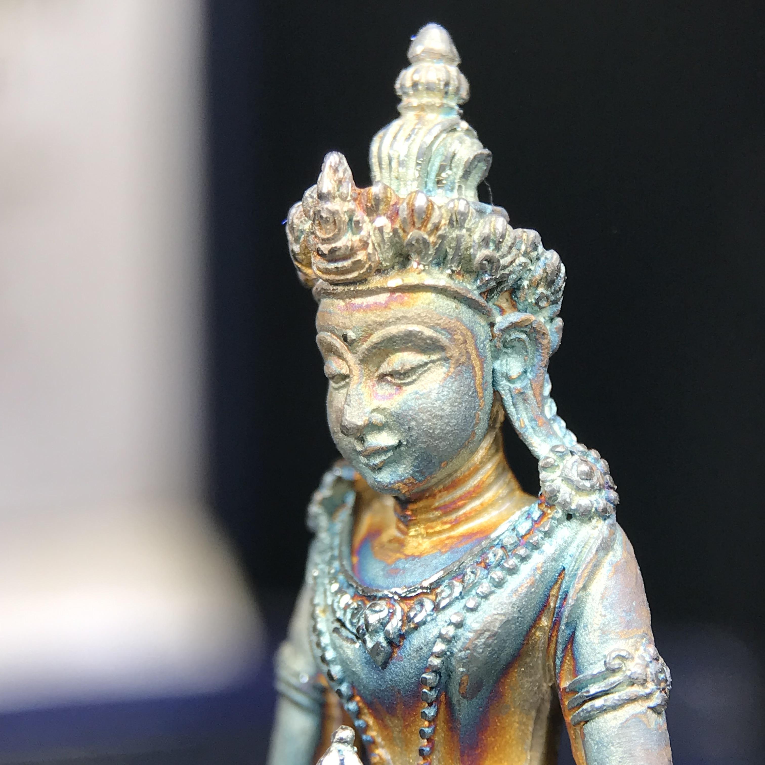 พระกริ่งอวโลกิเตศวร ( เจ้าแม่กวนอิม ) วัดโพธิ์แมนคุณาราม รุ่นอุดมโภคทรัพย์ ปี 2539 เนื้อเงินพ่นทราย(ผิวเดิม ขึ้นสีรุ้งธรรมชาติ แบบนิยม เสน่ห์ของพระเนื้อเงิน)(พร้อมกล่องบรรจุเดิม)(อีกหนึ่งรุ่นยอดนิยม พุทธศิลป์สวยงดงาม)หายาก 1 ใน 5000 องค์*องค์หมายเลข ๓๖๔๒*