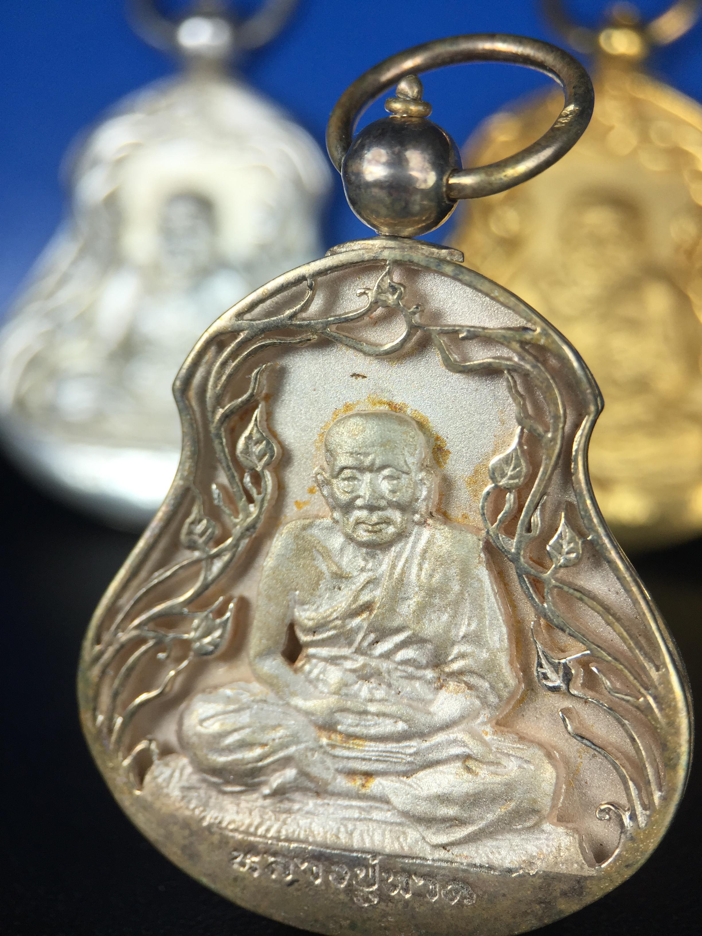 เหรียญหลวงปู่ทวด พระนามาภิไธย สก. แบบงานฉลุโบราณ(HAND MADE) ปี 2544 ชุดทองคำ(เนื้อทองคำ(15.16 กรัม)+เนื้อเงิน+เนื้อบรอนซ์)พิธีปลุกเสก ณ อุโบสถวัดช้างให้ และ พิธีมังคลาภิเษก ณ พระอุโบสถ วัดพระศรีรัตนศาสดาราม(วัดพระแก้ว) (1 ใน 500 ชุด)พบเจอน้อยหายากมาก