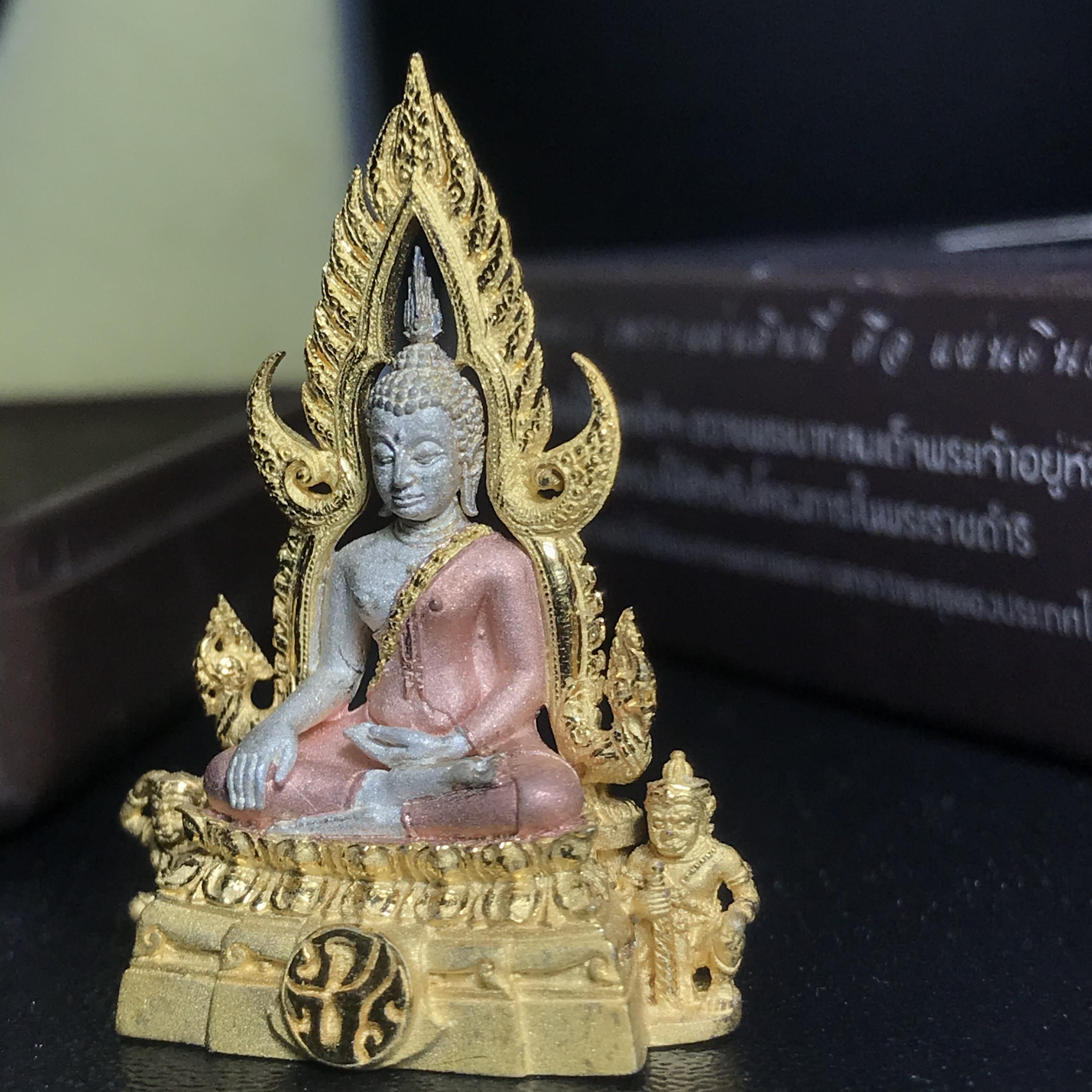 พระพุทธชินราช ภปร. โครงการ "เพราะแผ่นดินนี้ คือ แผ่นดินเกิด" ปี2548(รุ่นแรก) ลอยองค์ หน้าตัก 1/2 นิ้ว เนื้อเงินสามกษัตริย์