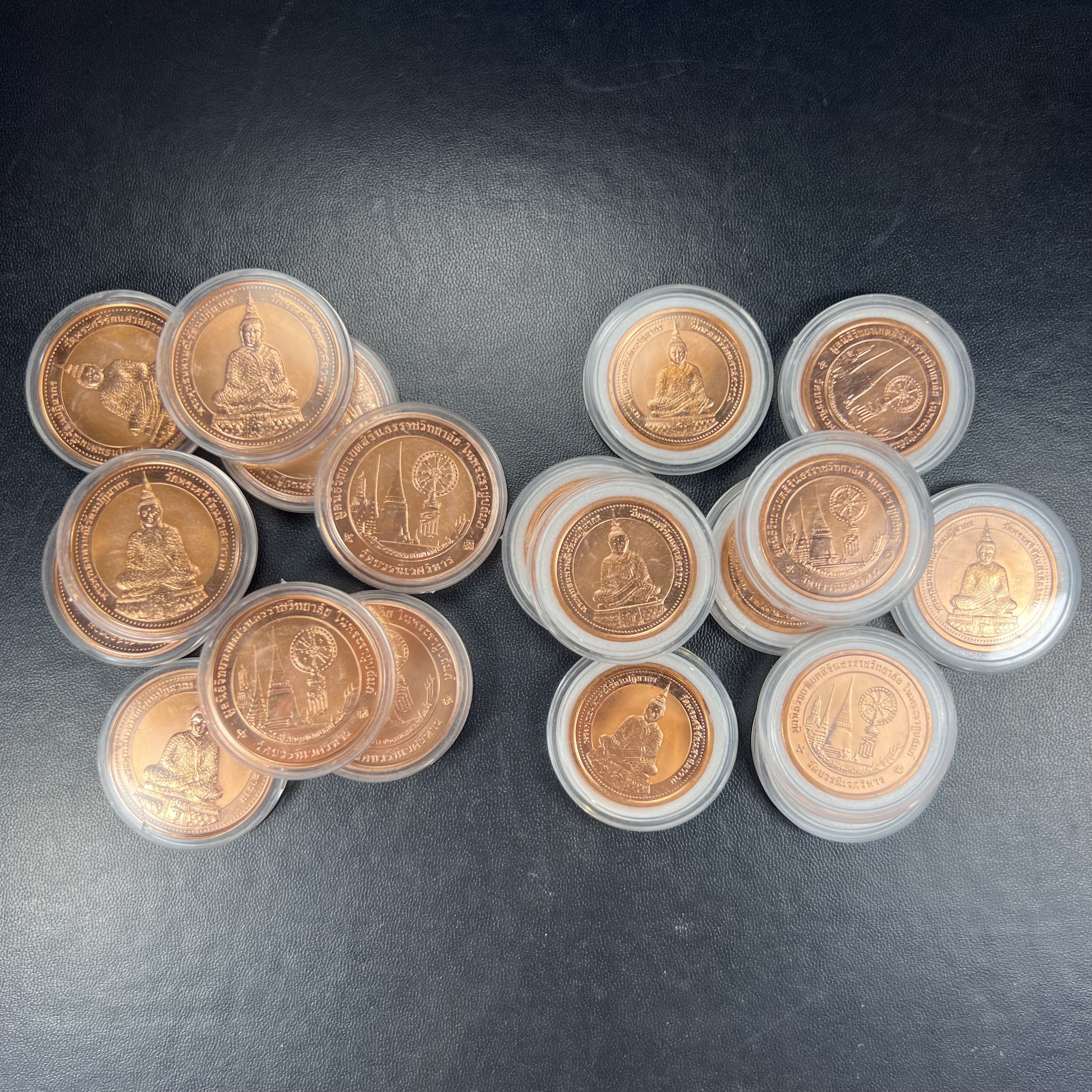 เหรียญพระแก้วมรกต ทรงเครื่องฤดูหนาว หลัง สธ.รุ่นเฉลิมพระเกียรติ ออกโดยมูลนิธิวิทยาเขตสิรินธรราชวิทยาลัย ในพระบรมราชูปถัมภ์ วัดบวรนิเวศวิหาร ปี 2538 เนื้อทองแดงบริสุทธิ์ 99.50% ขัดเงาสามมิติ ขนาด 3.2 ซม.+ขนาด 2.7 ซม. (1ชุด รวม2 เหรียญ )ผลิตโดยโรงกษาปณ์ POB