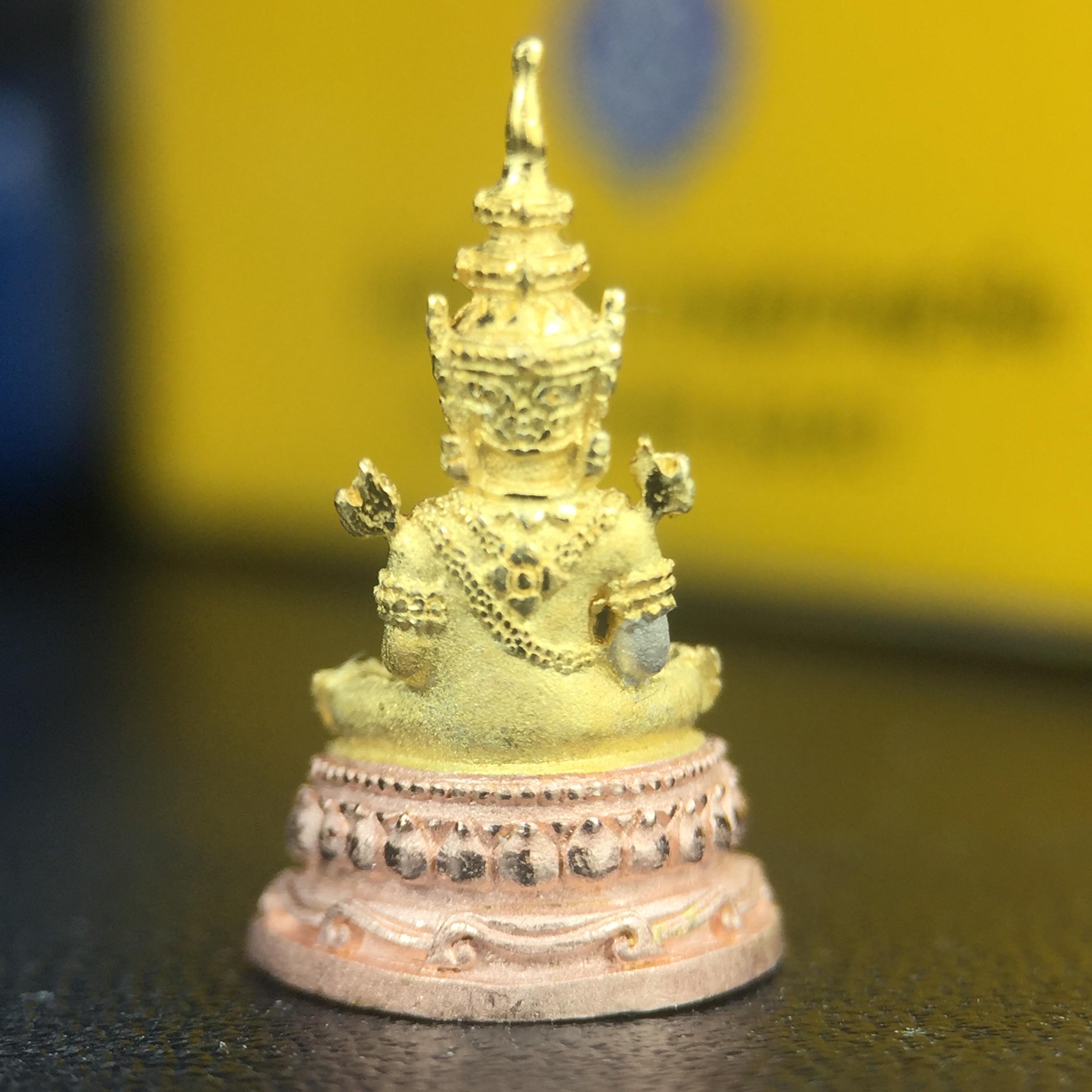 พระแก้วมรกต(จำลอง)ลอยองค์ ขนาดหน้าตัก 1/4 นิ้ว ทรงเครื่องฤดูร้อน เนื้อเงินสามกษัตริย์ ตราสัญลักษณ์ฉลองสิริราชสมบัติครบ 60 ปี พ.ศ.2549(สภาพสวย ครบ สมบูรณ์)