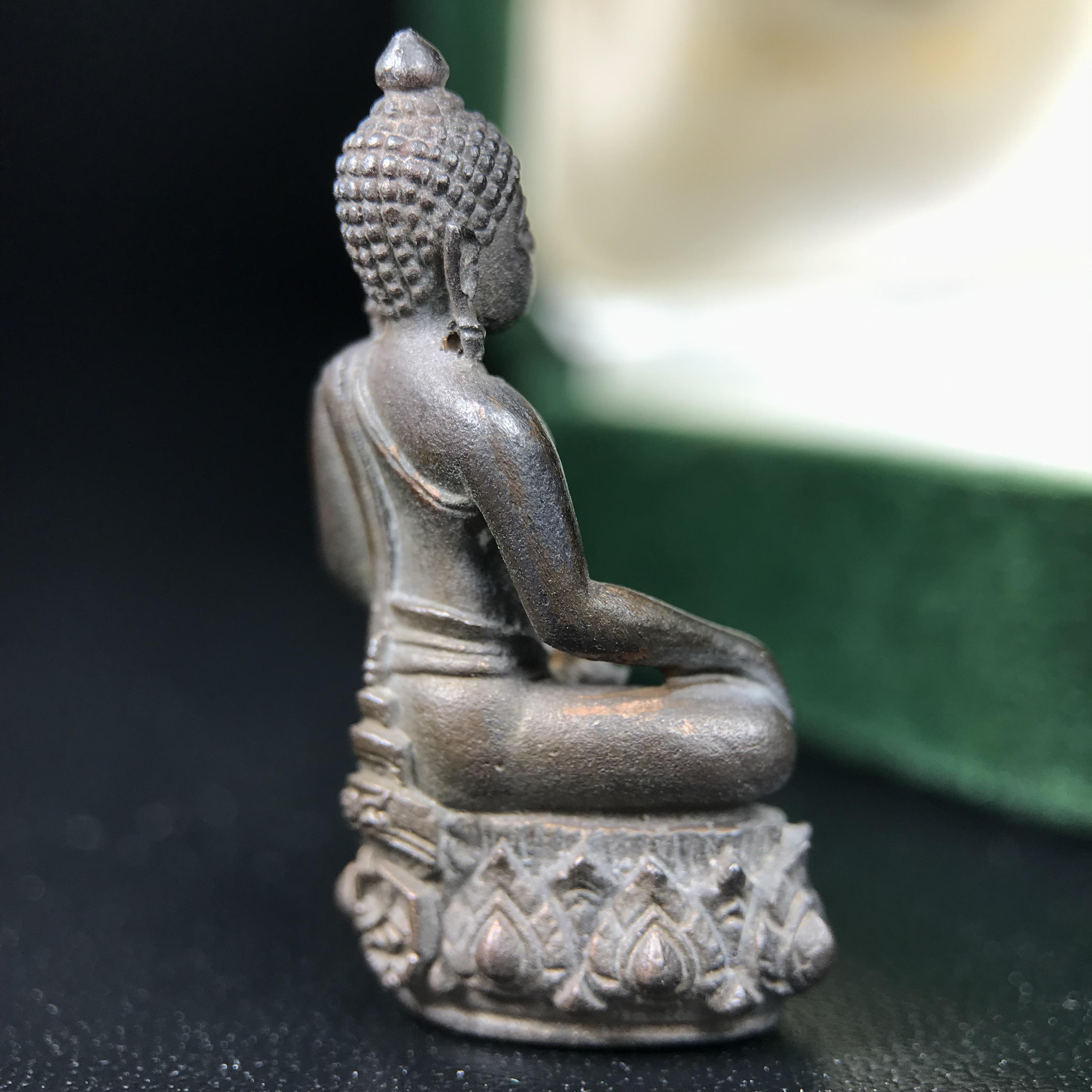 พระกริ่งวาสนา(รุ่นแรก) 80 พรรษา สมเด็จพระสังฆราช (วาสน์) วัดราชบพิธฯ ปี2521 เนื้อนวโลหะ(ตอกโค๊ตพระปิดตา) โดยมีหลวงปู่โต๊ะ วัดประดู่ฉิมพลีร่วมปลุกเสก พร้อมกล่องบรรจุเดิม(รุ่นแรก คอตั้งตรงได้สัดส่วน หายาก)