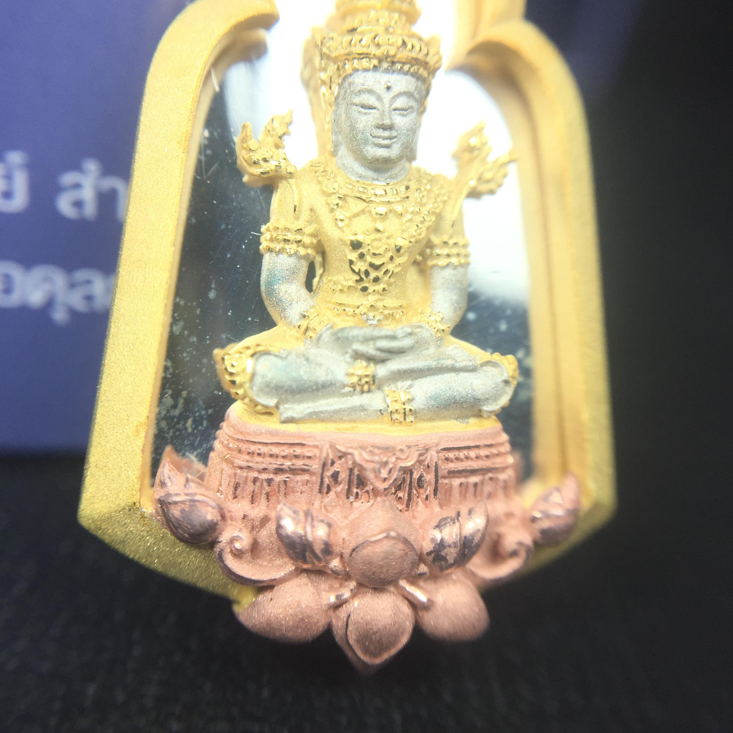 พระแก้วมรกต ภปร. ปี2547 จัดสร้างโดย รพ.ภูมิพลฯ เนื้อเงิน(3 กษัตริย์) เหรียญทรงซุ้ม(1ใน3000องค์)