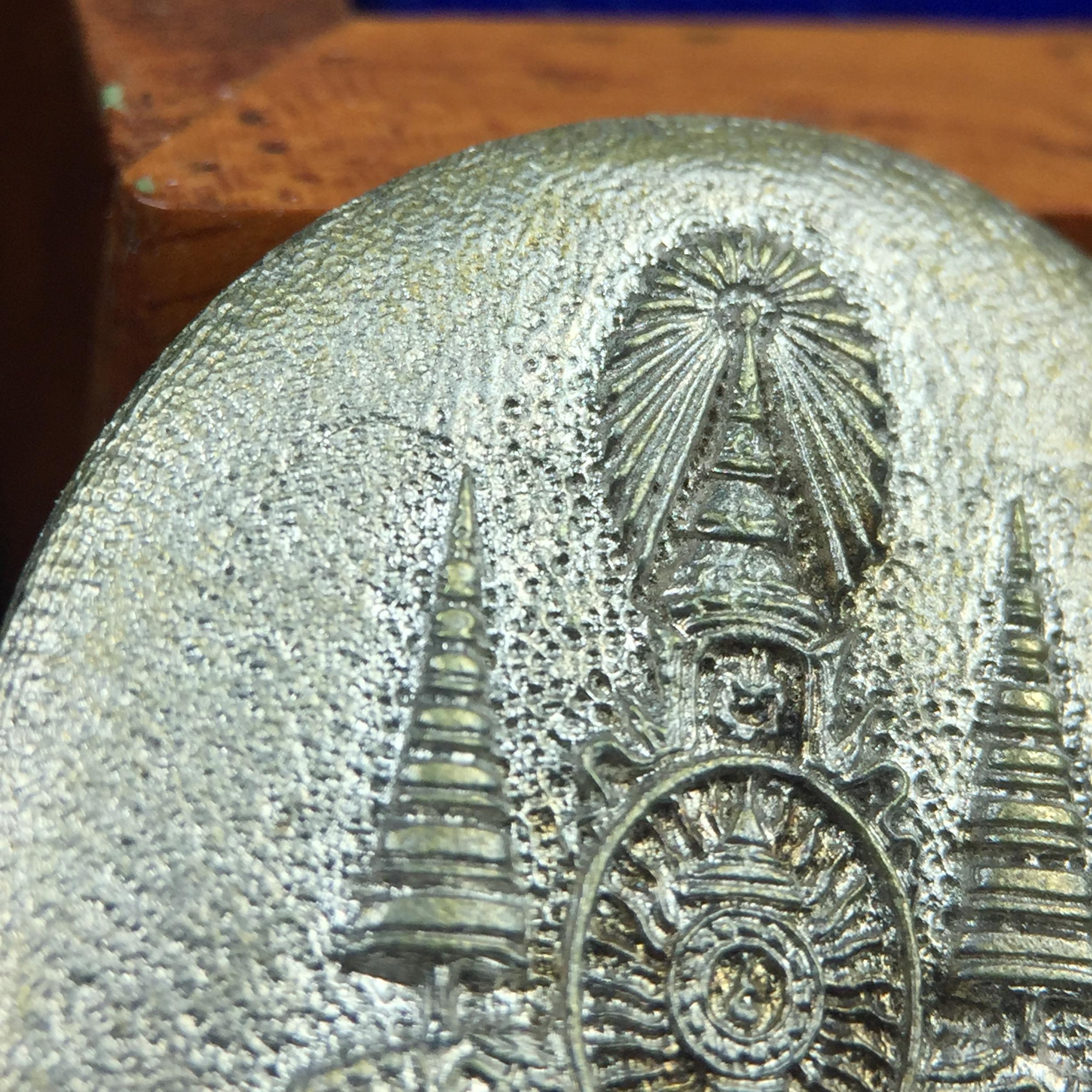 เหรียญรูปเหมือนพระญาณวิทยาคมเถร (หลวงพ่อคูณ ปริสุทโธ)ชุดกาญจนาภิเษกครองราชย์ครบ 50 ปี วัดบวรนิเวศวิหาร ปี 2538 เหรียญหล่อเนื้อนวโลหะ(พิเศษกรรมการมีรอยจาร ตอกโค๊ดหมายเลข ๑๗๘)(หายากพบเจอน้อยมาก)(พร้อมกล่องบรรจุเดิมลายไม้สีน้ำตาลมีตรากาญจนา) พิธีใหญ่