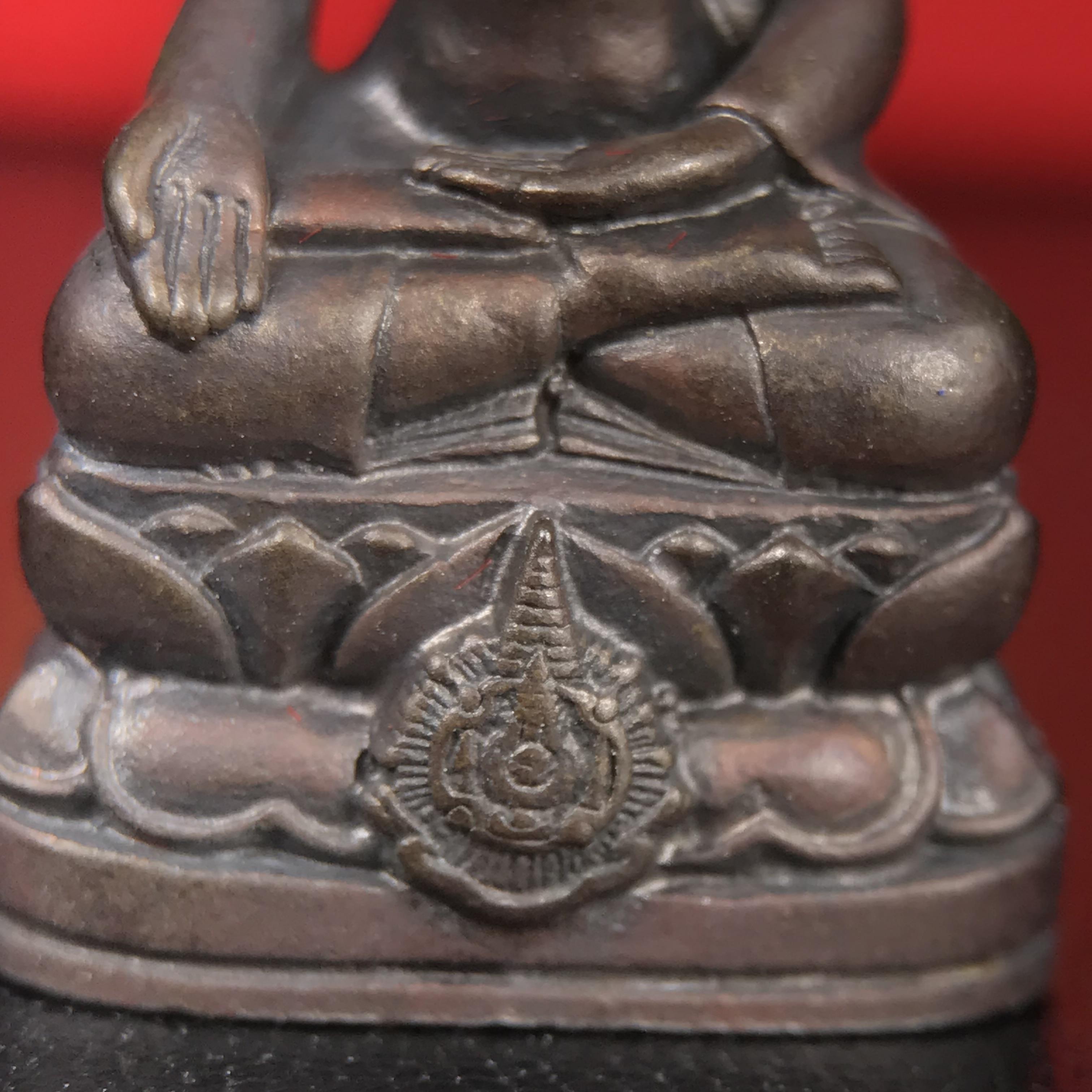 พระกริ่งไพรีพินาศ บรรจุเหล็กไหล ครั้งแรกและครั้งเดียวในประวัติศาสตร์ เฉลิมพระเกียรติ พระบาทสมเด็จพระเจ้าอยู่หัวรัชกาลที่9 พระชนมพรรษา 6 รอบ ปี2542 เนื้อนวโลหะผสมทองคำ(บรรจุเหล็กไหล)ดีนอก-ดีใน พิธีใหญ่ มวลสารเด่น (หายาก)