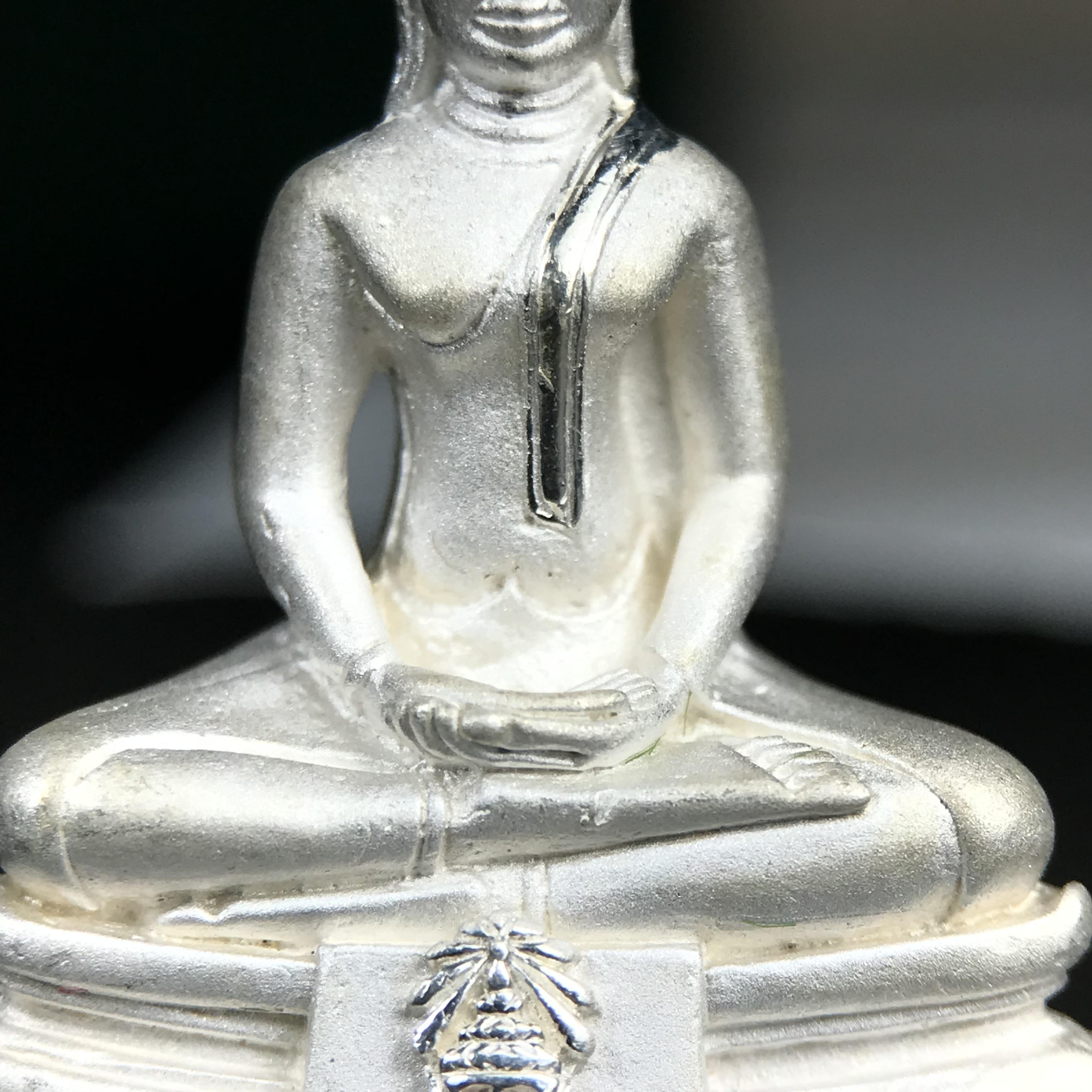 พระพุทธโสธร ภปร. รุ่นย้อนยุค สร้างพระอุโบสถ สมาคมชาวฉะเชิงเทรา จัดสร้าง ปี 2539 วโรกาสครองสิริราชสมบัติครบ 50 ปี เนื้อเงินทรายนวลขัดเงาบางส่วน พร้อมกล่องบรรจุและใบรับรองเดิม