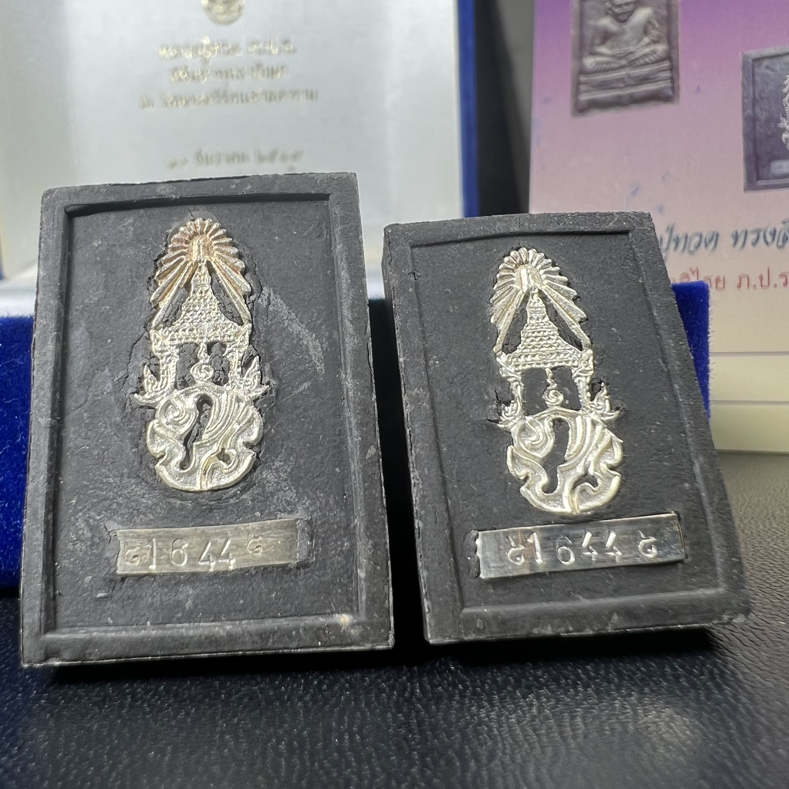 พระหลวงปู่ทวด ภปร. ปี 2547 พิมพ์สี่เหลี่ยมใหญ่-เล็ก(2องค์)เนื้อว่านดำหลัง ภปร. เงิน(หายาก1ใน1999ชุด)พิธีใหญ่ มวลสารดี ปลุกเสกวัดพระแก้ว