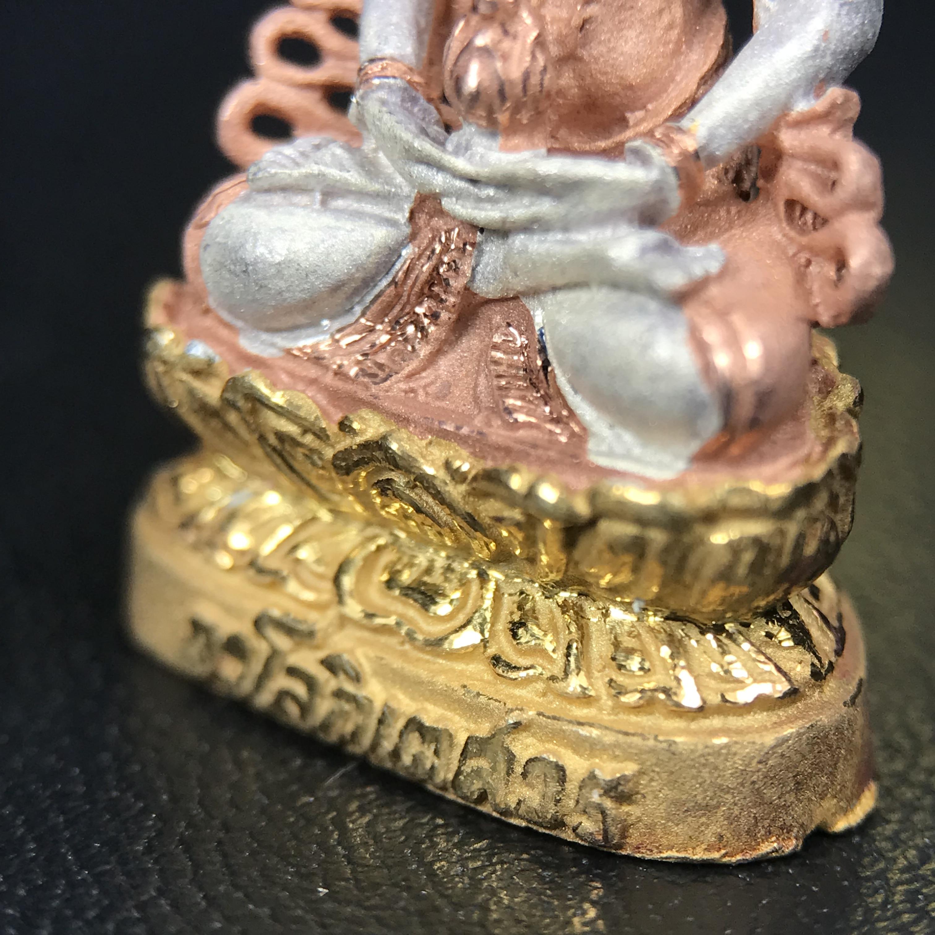 พระอวโลกิเตศวร เมตตา มหาบารมี พิธีพุทธาภิเษก ณ อุโบสถ วัดบวรนิเวศวิหาร 3 พฤษภาคม 2540 เนื้อเงินสามกษัตริย์ ขนาด 3.2 x 2.7 ซม. ตอกโค๊ตใต้ฐานพร้อมกล่องบรรจุเดิม สวย ครบ สมบูรณ์(รุ่นนี้หายาก พบเจอน้อยมาก)