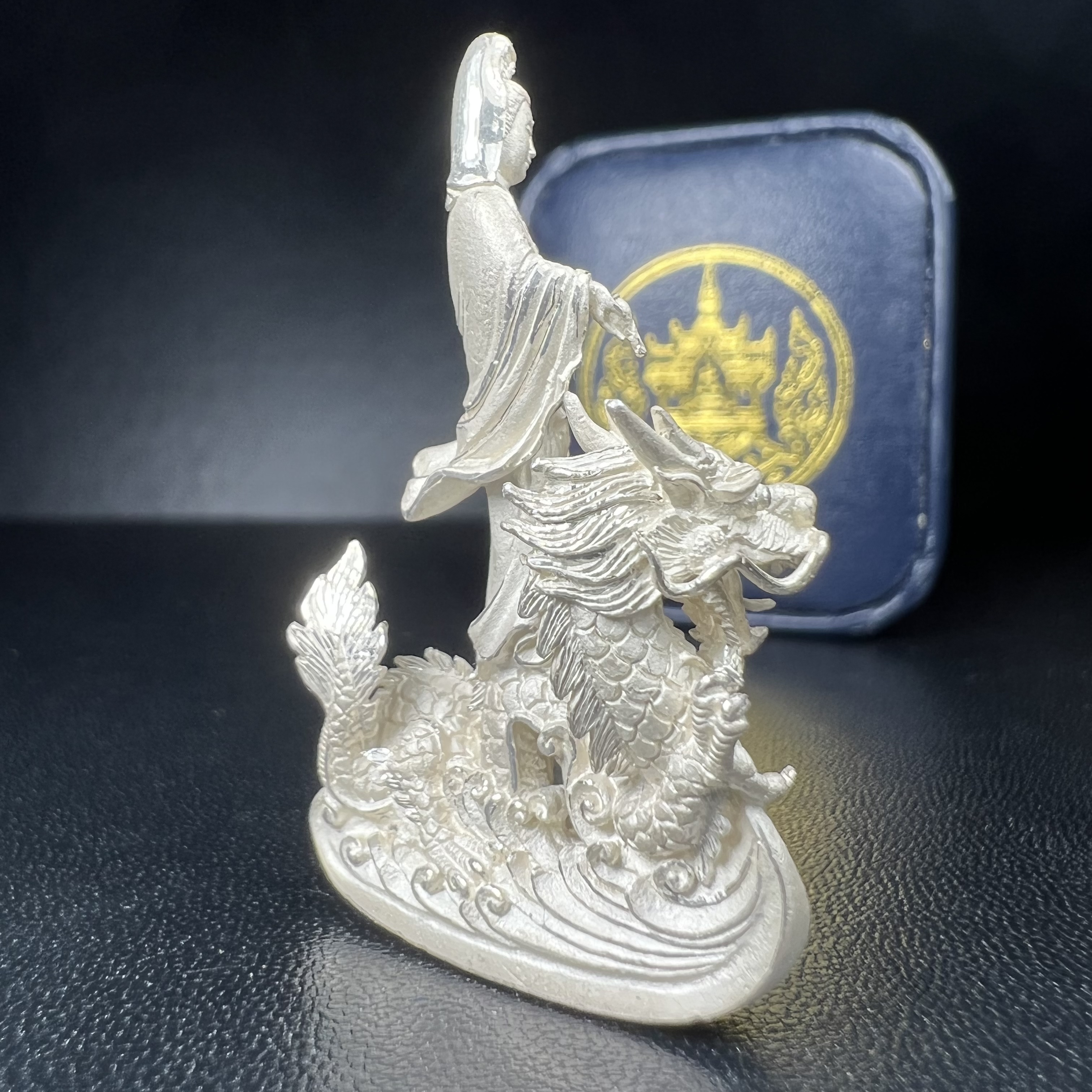 รูปหล่อลอยองค์พระโพธิสัตว์กวนอิม ทรงประทับมังกร จ.ระนอง เนื้อเงิน พิมพ์ใหญ่(สภาพผิว สวยงดงาม ทรงคุณค่า) เฉลิมฉลองในวโรกาสที่พระบาทสมเด็จพระเจ้าอยู่หัวทรงครองสิริราชสมบัติครบ 50 ปี จ.ระนอง พ.ศ.2539