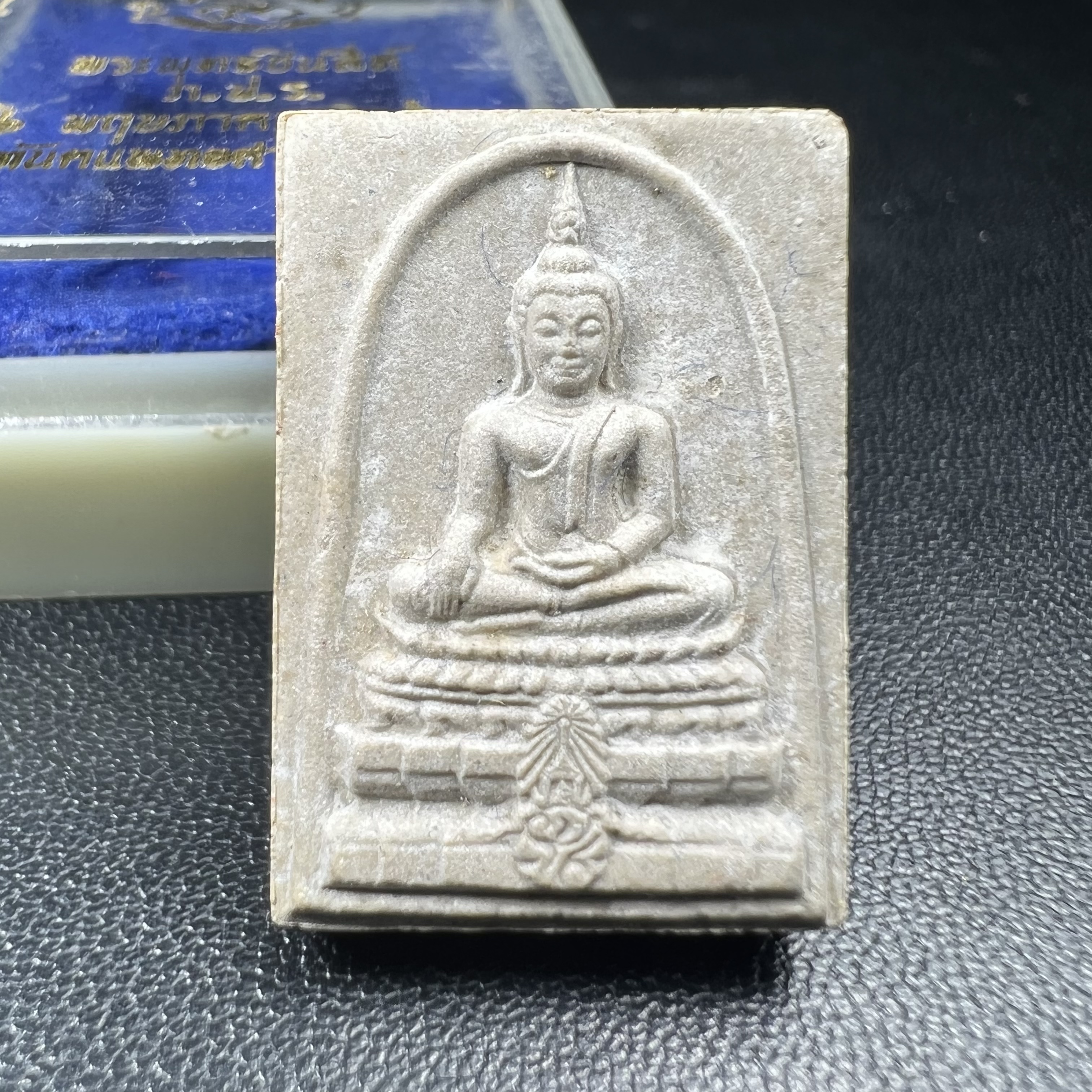 พระพุทธชินสีห์ ภปร. ทันโต เสฏโฐ ปี2533 พิมพ์เล็ก(หายาก) (องค์นี้ด้านหลังบรรจุพลอยเสกมงคลชัดมาก) บรรจุพระทนต์ในหลวง รุ่นเดียวในประวัติศาสตร์ ****รุ่นนี้ขอแนะนำ****