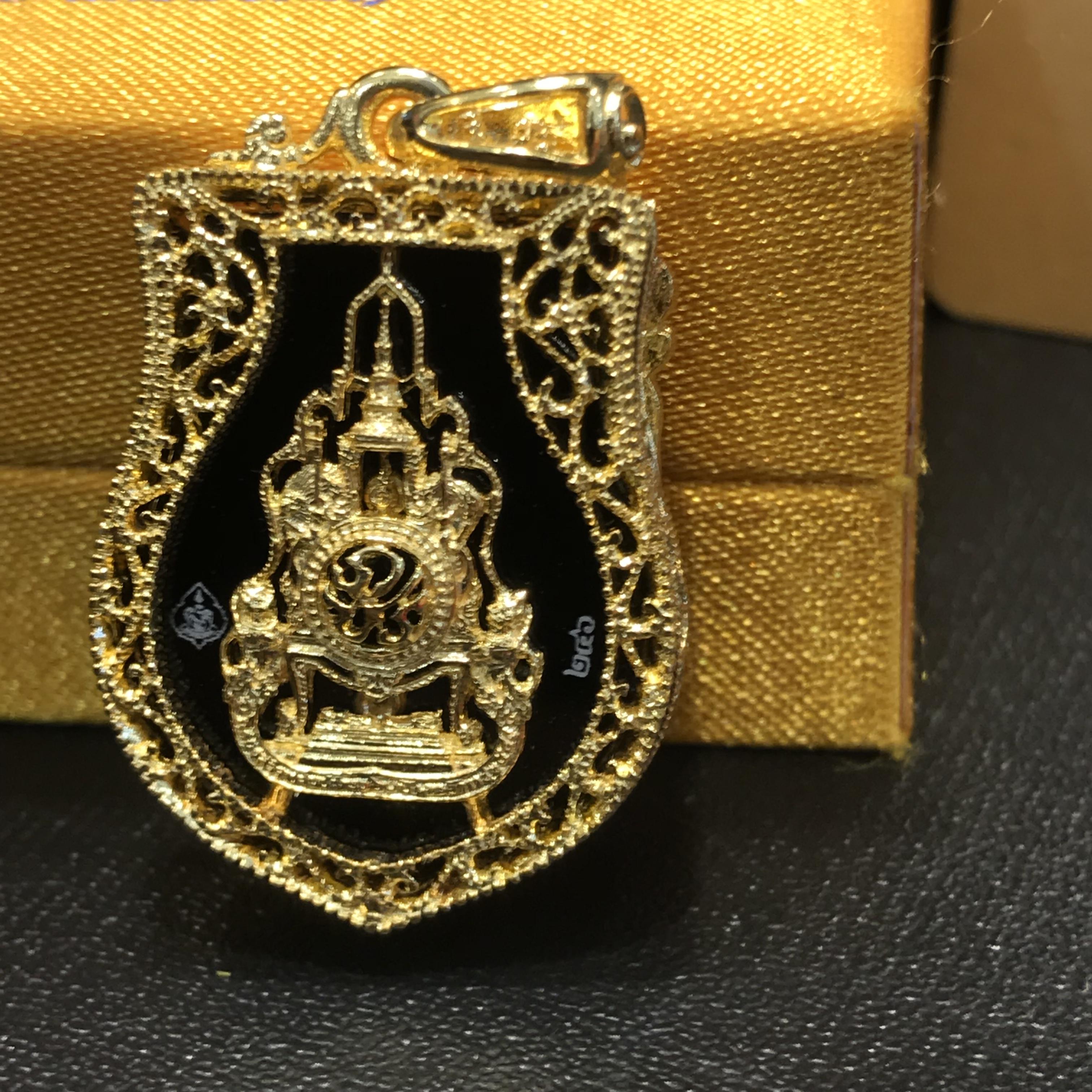 เหรียญพระแก้วมรกต(จำลอง)ทรงเครื่องฤดูร้อนแบบเสมา เนื้อทองคำ ด้านหลังตราสัญลักษณ์ฉลองสิริราชสมบัติครบ 60 ปี(หายากมาก)