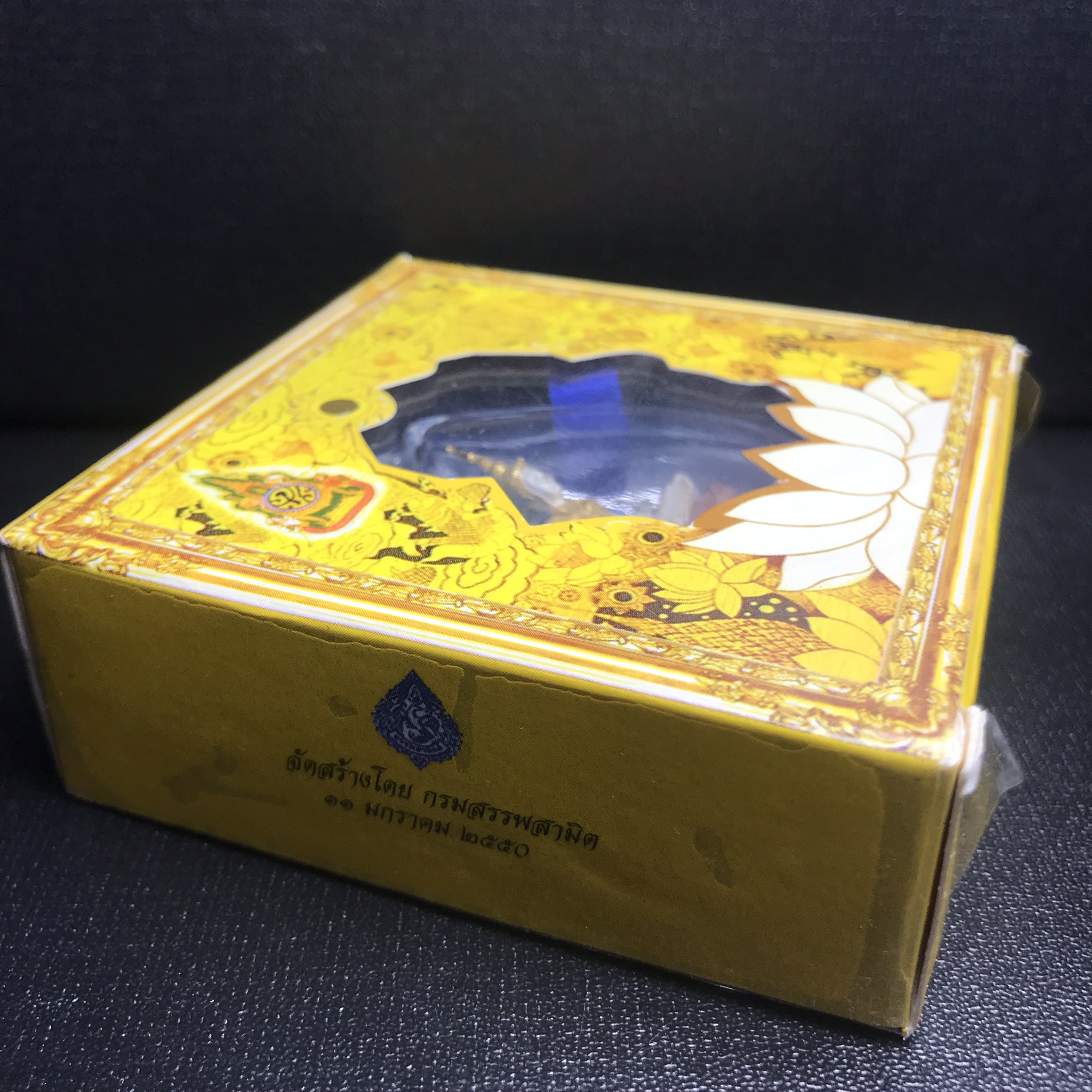 พระแก้วมรกต(จำลอง)ลอยองค์ ขนาดหน้าตัก 1/2 นิ้ว ทรงเครื่องฤดูร้อน เนื้อเงินสามกษัตริย์ ตราสัญลักษณ์ฉลองสิริราชสมบัติ ครบ 60 ปี พ.ศ.2549(สภาพสวย ครบ สมบูรณ์)