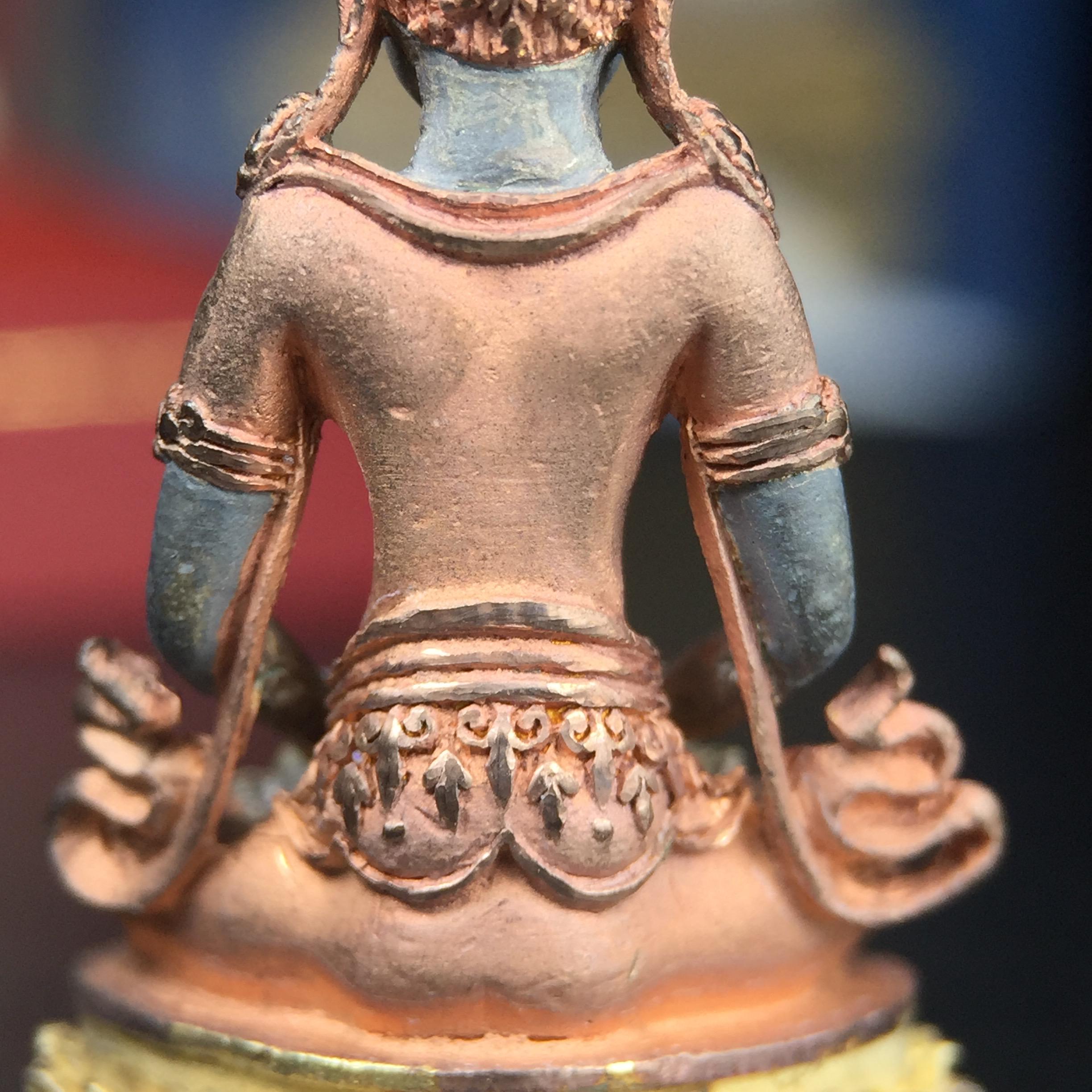 พระกริ่งอวโลกิเตศวร ( เจ้าแม่กวนอิม ) วัดโพธิ์แมนคุณาราม รุ่นอุดมโภคทรัพย์ พ.ศ.2539 เนื้อเงิน 3 กษัตริย์ พ่นทราย(ผิวเดิม ขึ้นสีรุ้งธรรมชาติ แบบนิยม เสน่ห์ของพระเนื้อเงิน) (พร้อมกล่องบรรจุการ์ดใบรับรองเดิมครบ) (อีกหนึ่งรุ่นยอดนิยม พุทธศิลป์สวยงดงาม)