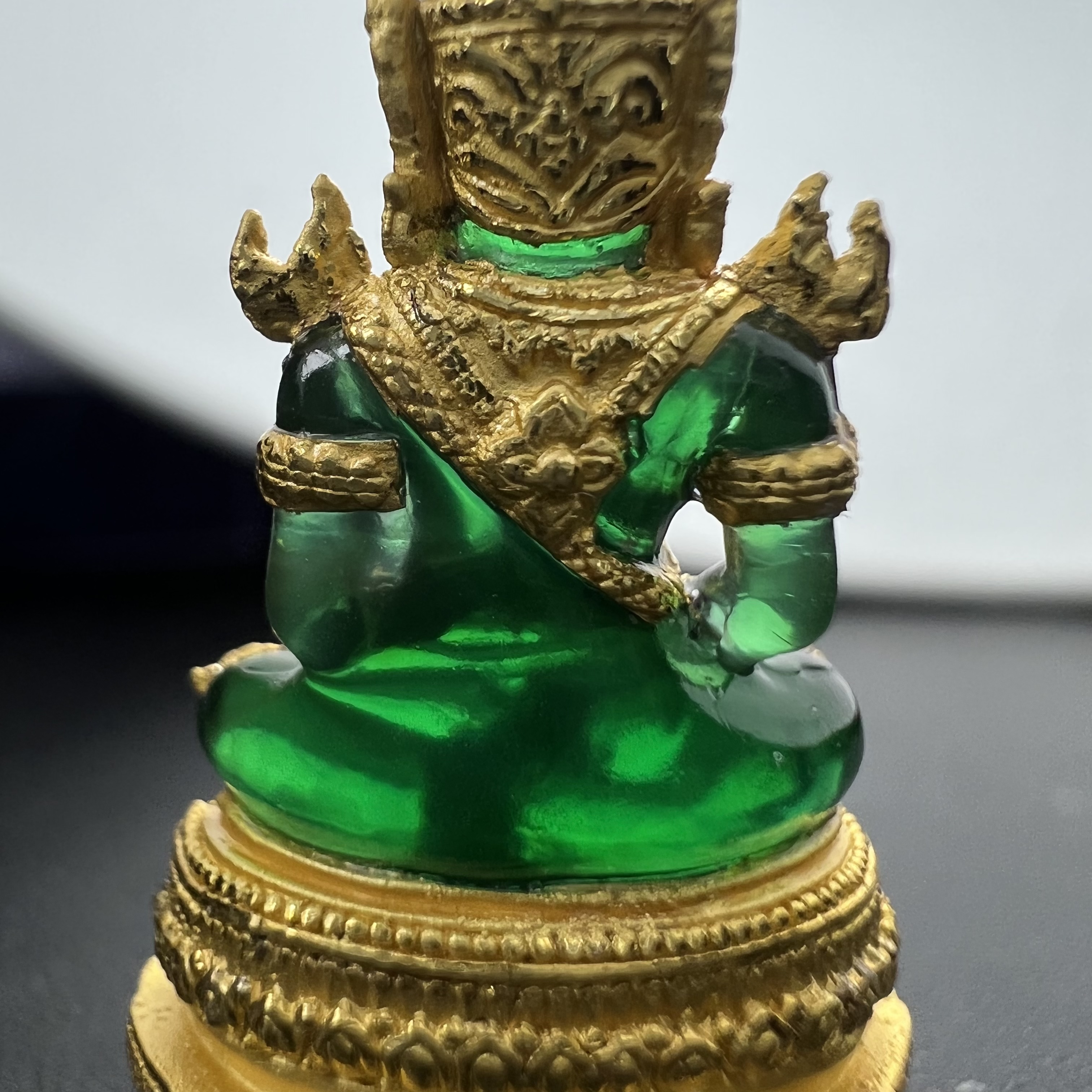 พระแก้วมรกต ภปร. จัดสร้างโดย รพ.ภูมิพลฯ ปี2547 ลอยองค์ขนาดหน้าตัก 1/2 นิ้ว เนื้อเรซิ่นหุ้มทองคำ99.99 งดงามทรงคุณค่าอีกหนึ่งรุ่นยอดนิยม หายาก