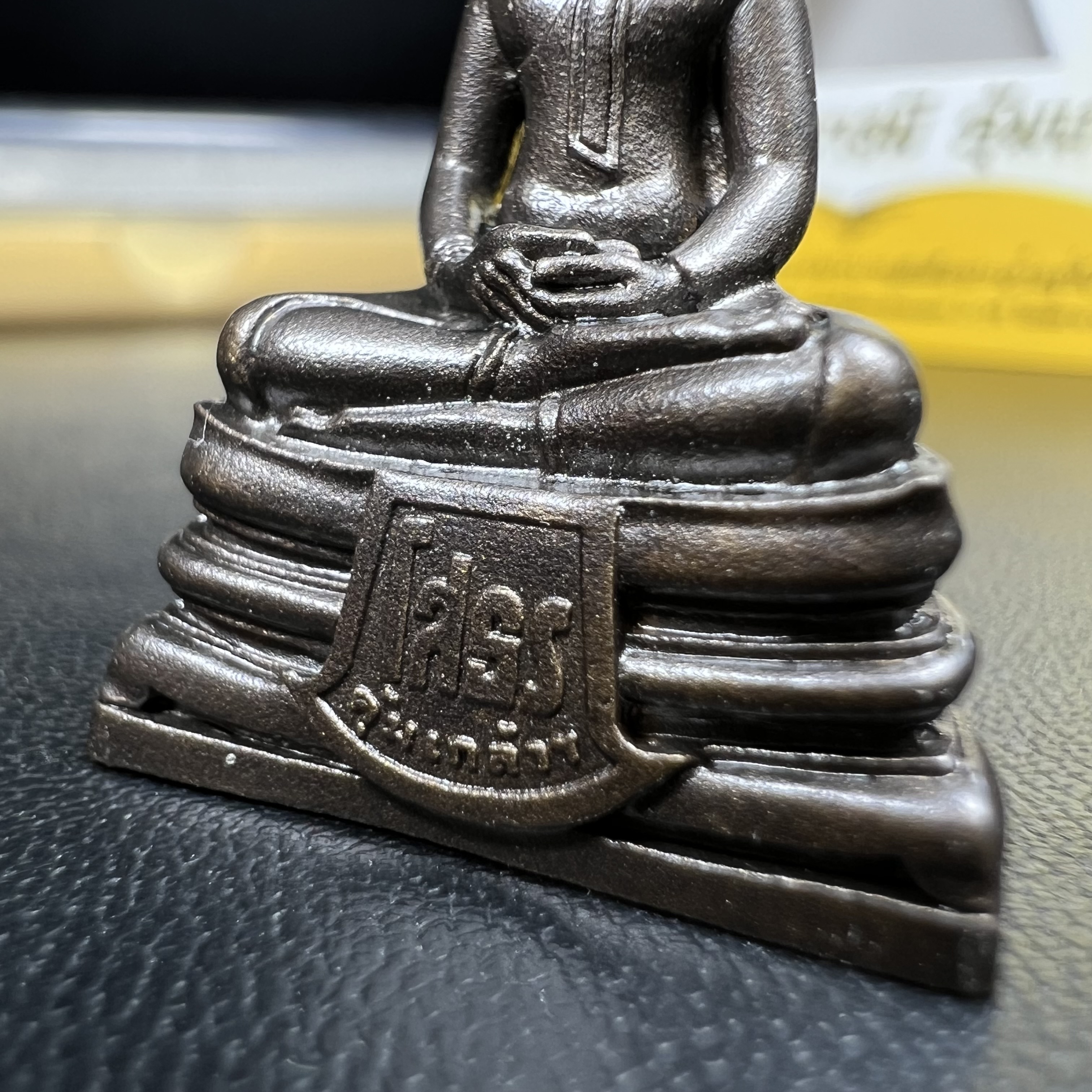 พระพุทธโสธร คุ้มเกล้าฯ ภปร.(ใต้ร่มพระบารมี คุ้มเกล้า) 60ปี โรงพยาบาลภูมิพลฯ พ.ศ.2552 เนื้อนวโลหะ รมดำ(พิมพ์ใหญ่ขนาด 30*20 มม.)สภาพสวยเดิมพร้อมกล่องบรรจุเดิม ตอกโค๊ดหมายเลขกำกับ