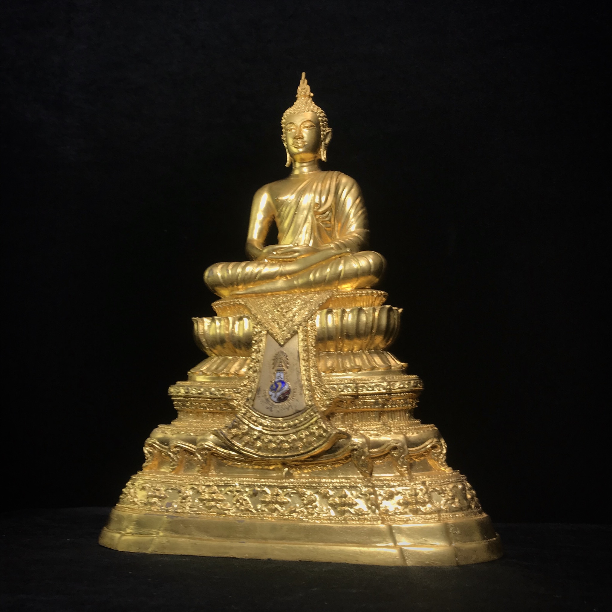 พระพุทธนวมมหาราชายุจฉับปริวัตนมงคล ภปร. พระบาทสมเด็จพระเจ้าอยู่ห้วรัชกาลที่9 เนื่องในวโรกาสเฉลิมพระชนมพรรษา 6 รอบ ( 72 พรรษา )ปี 2542 โดยสำนักนายกรัฐมนตรี หน้าตัก 5นิ้ว(พิธีใหญ่ พุทธศิลป์สวย งดงาม)