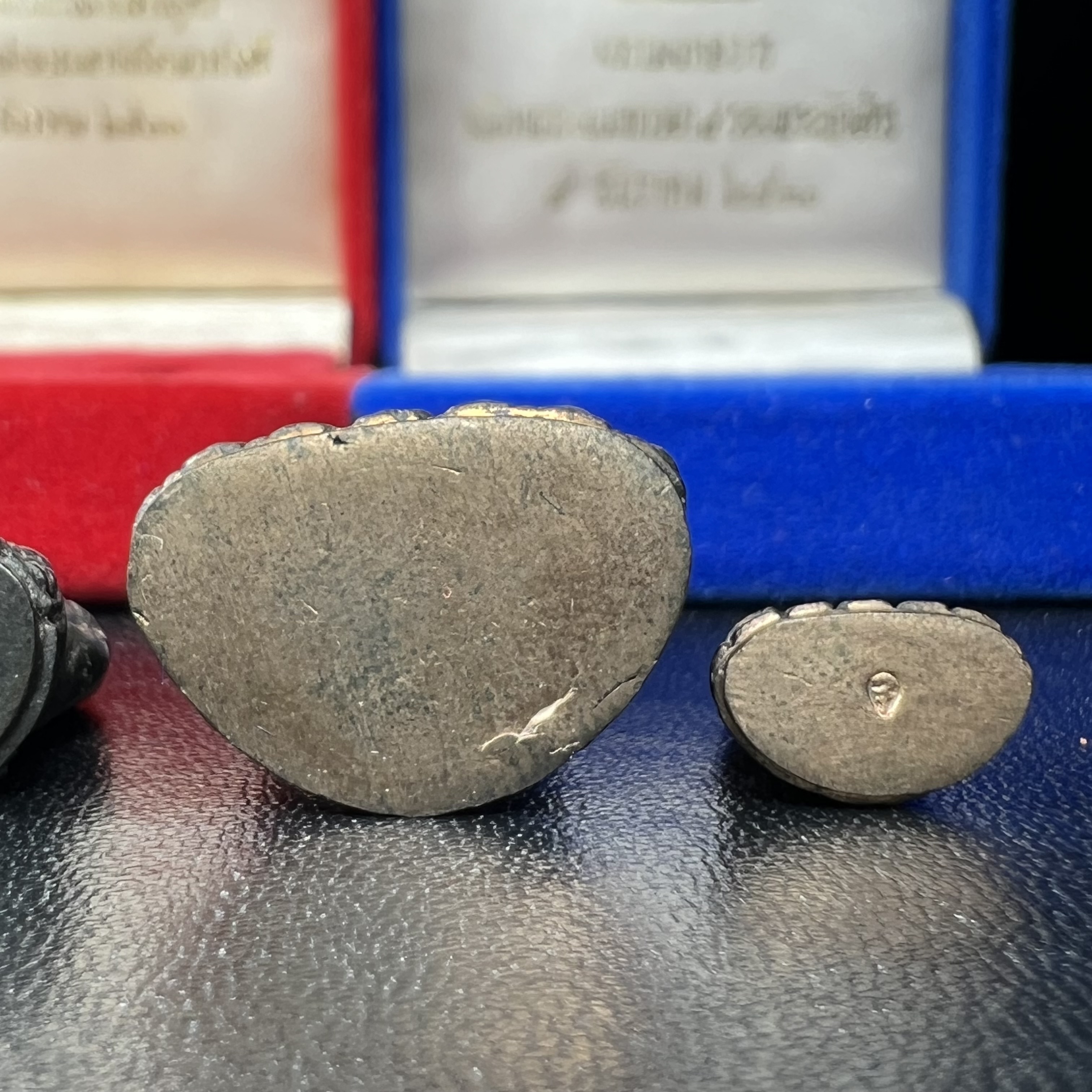 พระกริ่งคู่แฝดหายากมากที่จะมาคู่กันได้!! จัดสร้างในวาระพระบาทสมเด็จพระเจ้าอยู่หัวรัชกาลที่ 9 เจริญพระชนมพรรษา 5 รอบนักษัตริย์ พระกริ่ง-พระชัยวัฒน์ วัดบวรนิเวศวิหาร ปี 2530 + พระกริ่ง-พระชัยวัฒน์ นวราชบพิตร วัดตรีทศเทพ ปี 2530)(ในหลวงรัชกาลที่9เสด็จเททอง)