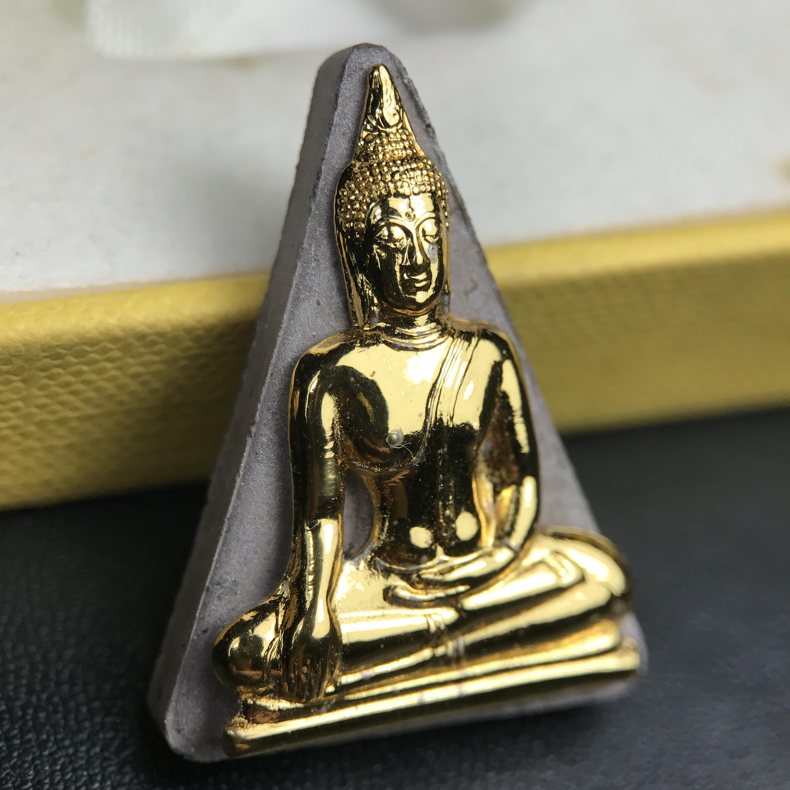 พระพุทธมหาสุวรรณปฏิมากร (หลวงพ่อทองคำ) หลังตรามหามงคลเฉลิมพระชนมพรรษา 80 พรรษา รัชกาลที่9 วัดไตรมิตรวิทยาราม กรุงเทพฯ ปี 2550 พระพิมพ์หน้าทองคำ(หายาก 1 ใน 999 องค์)