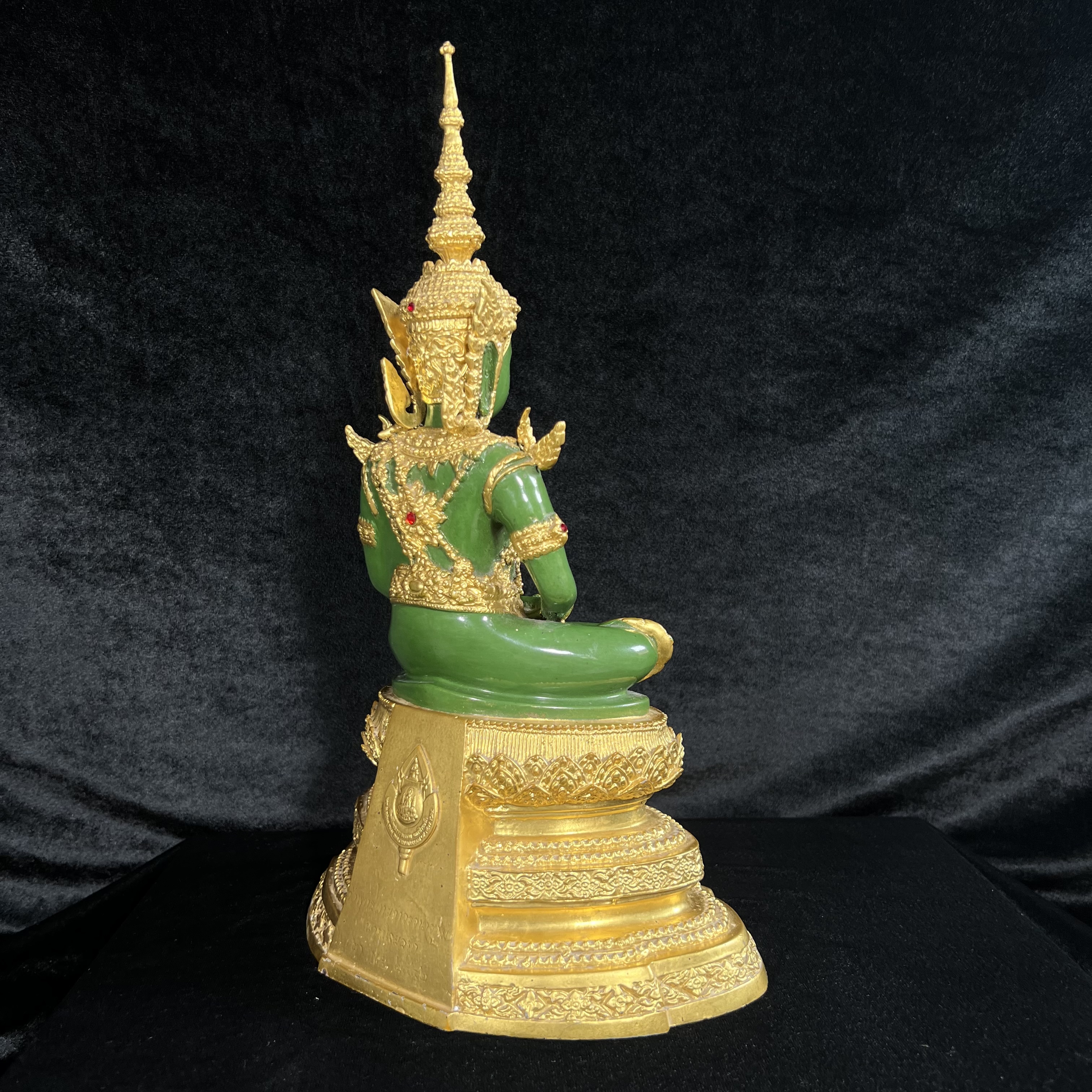 พระพุทธมหามณีรัตนปฏิมากร (จำลอง)พระแก้วมรกต วัดพุทธไทยถาวรวนาราม นครนิวยอร์ก ตรา ภปร. 6รอบ 72พรรษา ในหลวงรัชกาลที่9 ปี2542 ขนาดบูชาหน้าตัก 5นิ้ว หล่อเนื้อโลหะ(ในหลวงรัชกาลที่9 เสด็จเจิมพระสุหร่าย)(1ใน999องค์)