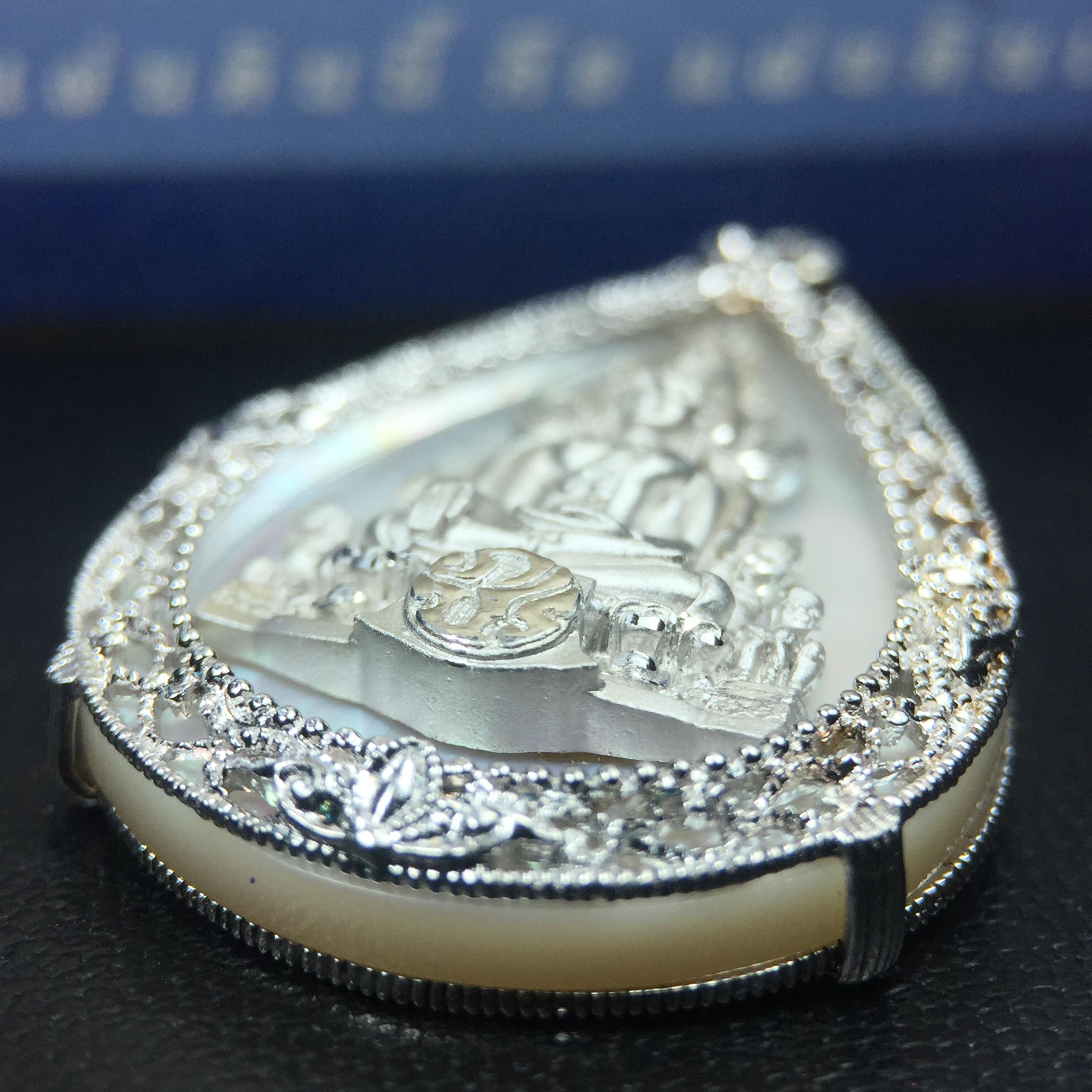 เหรียญพระพุทธชินราช ภปร. โครงการ เพราะแผ่นดินนี้คือแผ่นดินเกิด ปี 2551 รูปหยดน้ำ เนื้อเงินชุบทองคำขาว(ล้อมด้วยกรอบเงินชุบทองคำขาวสลักเสลาเป็นลวดลายละเอียดอ่อน ส่วนพื้นองค์พระเป็นเปลือกหอยมุขสวยงดงาม )(ขนาด 21 x 29 มม.) (สวยงามหายาก)1ใน5000องค์