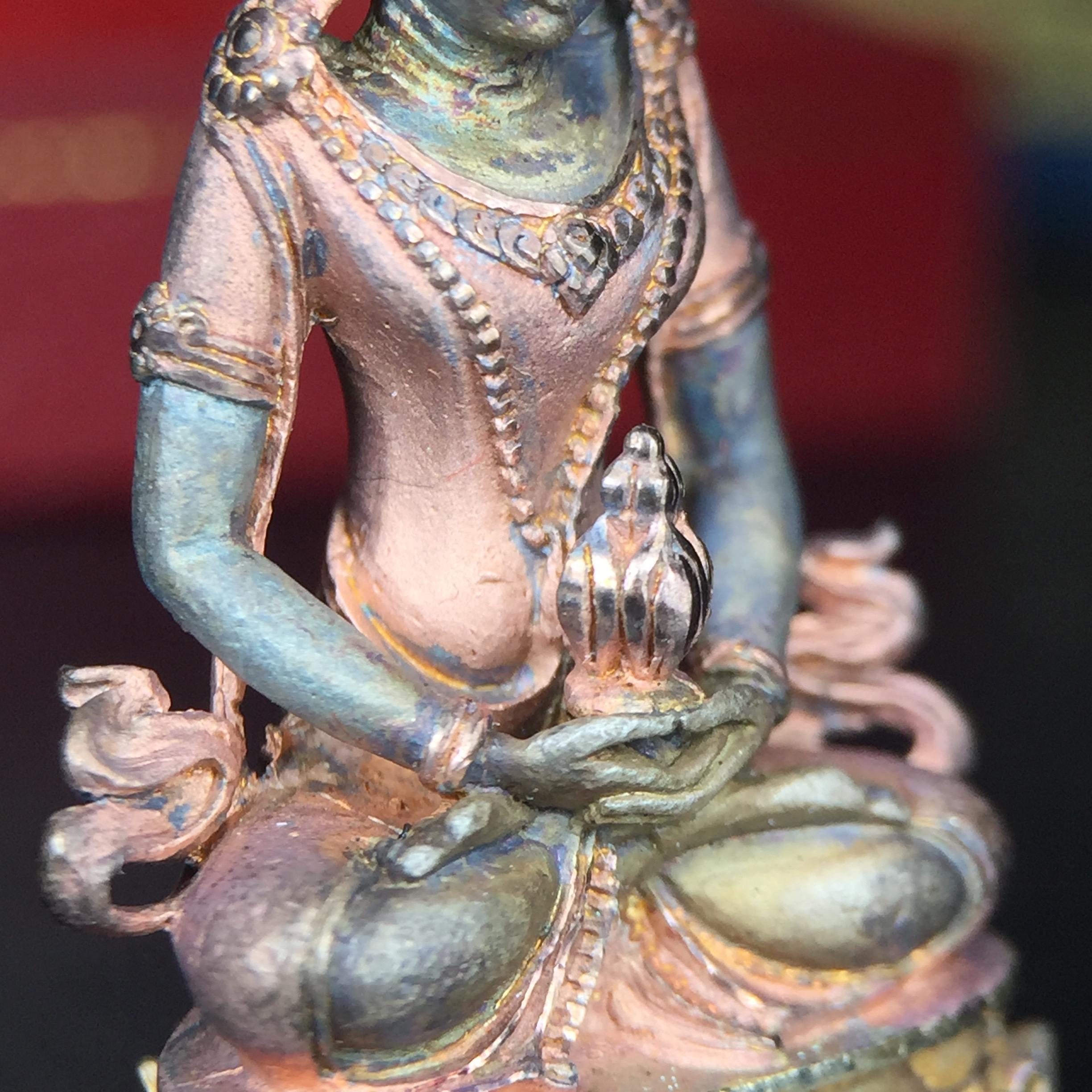 พระกริ่งอวโลกิเตศวร ( เจ้าแม่กวนอิม ) วัดโพธิ์แมนคุณาราม รุ่นอุดมโภคทรัพย์ พ.ศ.2539 เนื้อเงิน 3 กษัตริย์ พ่นทราย(ผิวเดิม ขึ้นสีรุ้งธรรมชาติ แบบนิยม เสน่ห์ของพระเนื้อเงิน) (พร้อมกล่องบรรจุการ์ดใบรับรองเดิมครบ) (อีกหนึ่งรุ่นยอดนิยม พุทธศิลป์สวยงดงาม)