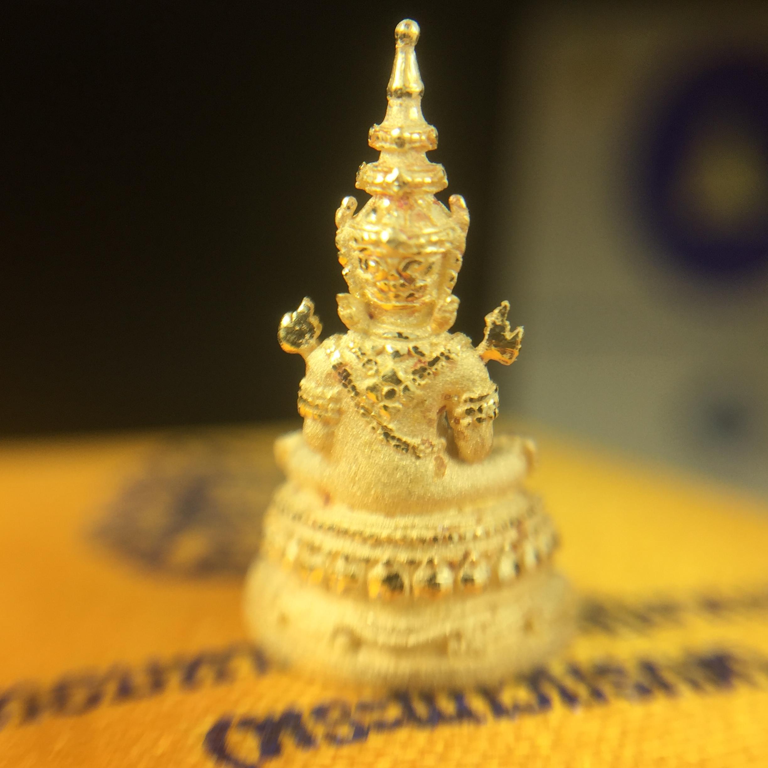 พระแก้วมรกต(จำลอง)ลอยองค์ ขนาดหน้าตัก 1/4 นิ้ว(พิมพ์เล็ก) ทรงเครื่องฤดูร้อน เนื้อทองคำ ตราสัญลักษณ์ฉลองสิริราชสมบัติครบ 60 ปี พ.ศ.2549 (สวย กล่องการ์ดใบรับรอง ครบสมบูรณ์)