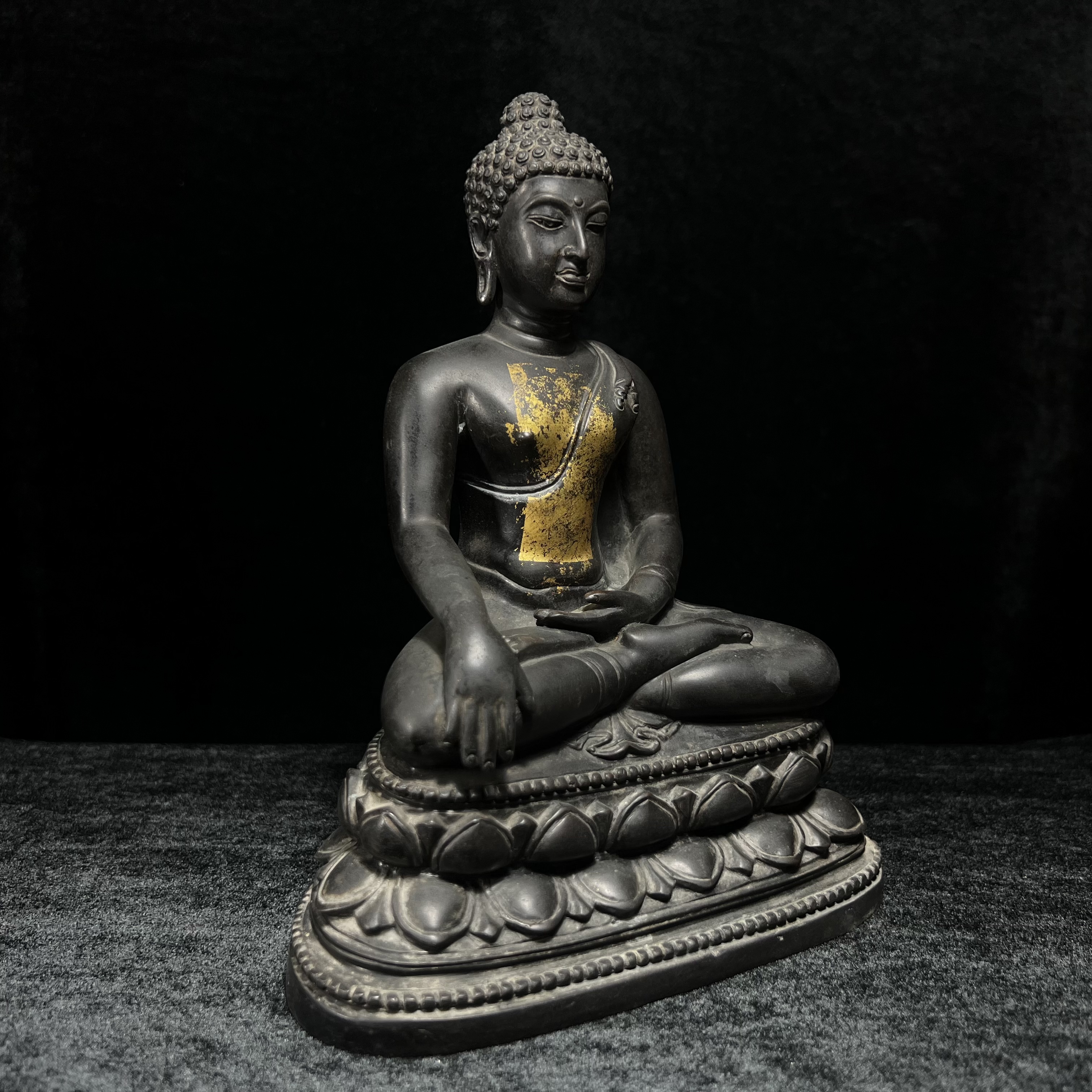 พระพุทธรูปบูชา จปร. ศิลปะไทยประยุกต์ แบบคุปตะ(อินเดีย) พระบาทสมเด็จพระเจ้าอยู่หัวรัชกาลที่ 9 ทรงเสด็จพระราชดำเนินมาในงาน เททองหล่อ ณ.วัดราชบพิธสถิตมหาสีมาราม เนื่องในงานฉลองครบ100ปี วัดราชบพิธฯ ปี 2513 เข้าหุ่นดินไทย ขนาดหน้าตัก 5 นิ้ว พิธีใหญ่