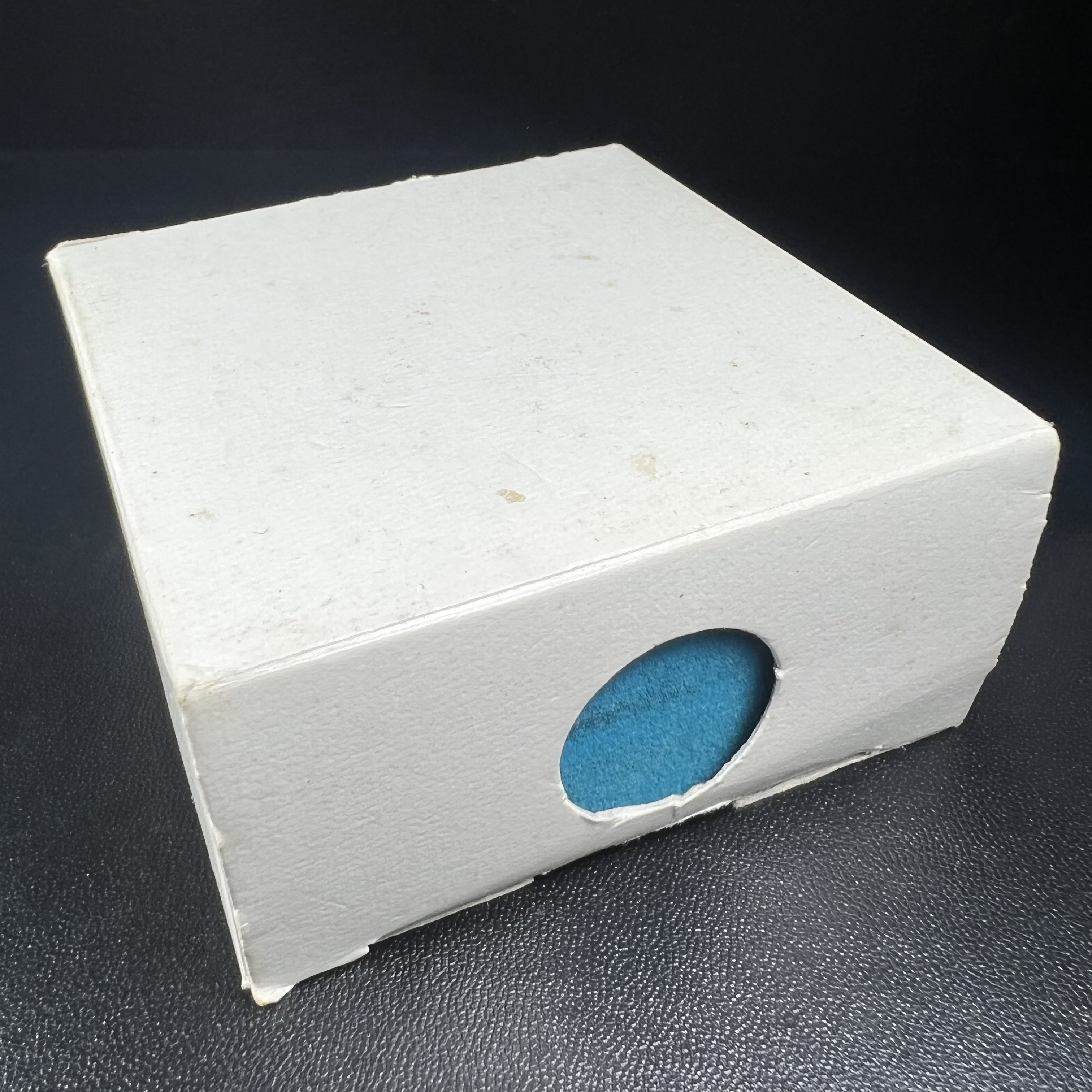 เหรียญหลวงพ่อโสธร รุ่นดวงชะตาคู่ชีวิต พิธีมหาจักรพรรดิตราธิราชครั้งยิ่งใหญ่ พิธีสวดนพเคราะห์เพื่อความเป็นสิริมงคล ปี 2547 ณ พระอุโบสถวัดโสธรวรารามวรวิหาร จ.ฉะเชิงเทรา เนื้อเงินลงยาราชาวดี ขนาด 3.2 ซม.พร้อมกล่องบรรจุเดิมสภาพสวยครบสมบูรณ์