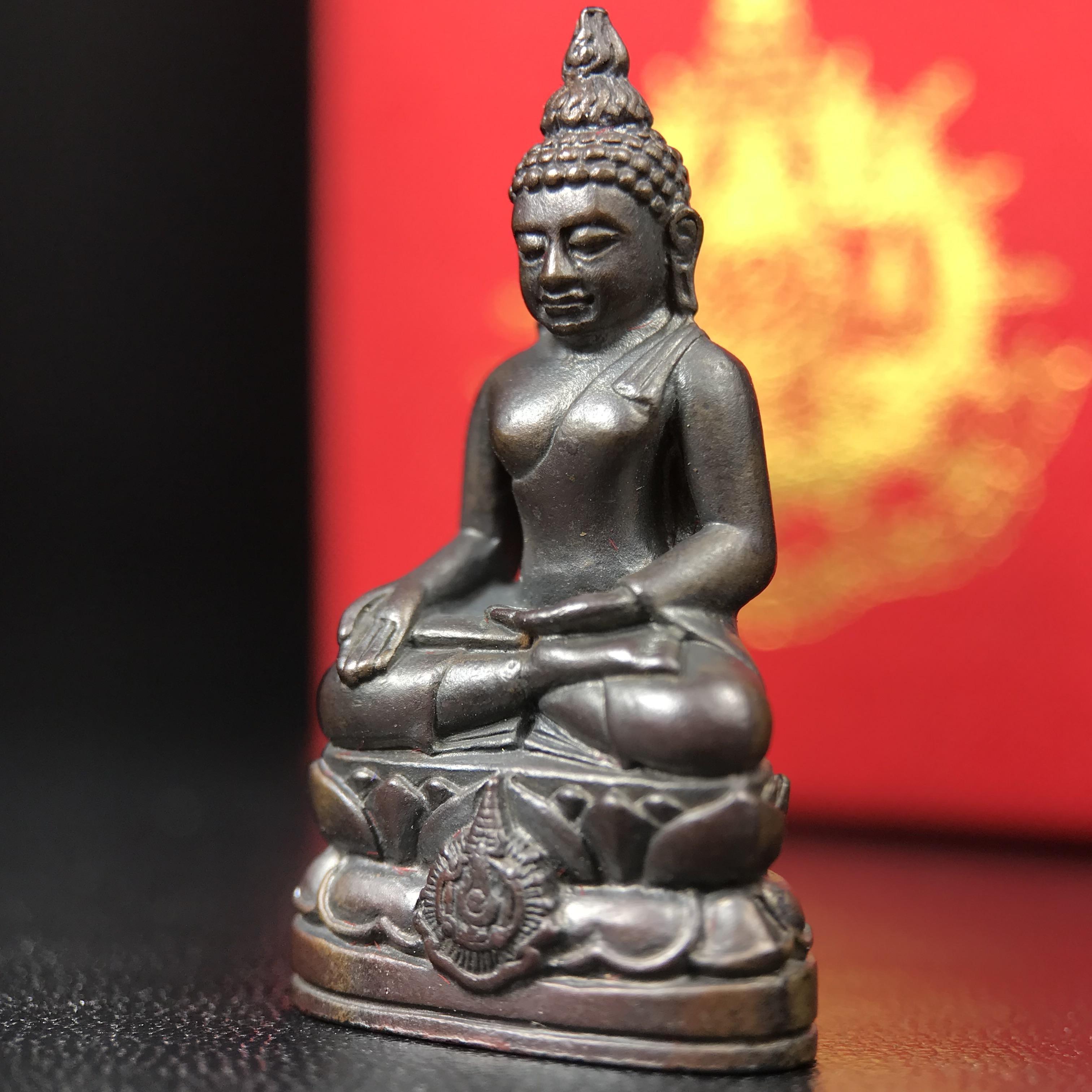 พระกริ่งไพรีพินาศ บรรจุเหล็กไหล ครั้งแรกและครั้งเดียวในประวัติศาสตร์ เฉลิมพระเกียรติ พระบาทสมเด็จพระเจ้าอยู่หัวรัชกาลที่9 พระชนมพรรษา 6 รอบ ปี2542 เนื้อนวโลหะผสมทองคำ(บรรจุเหล็กไหล)ดีนอก-ดีใน พิธีใหญ่ มวลสารเด่น (หายาก)