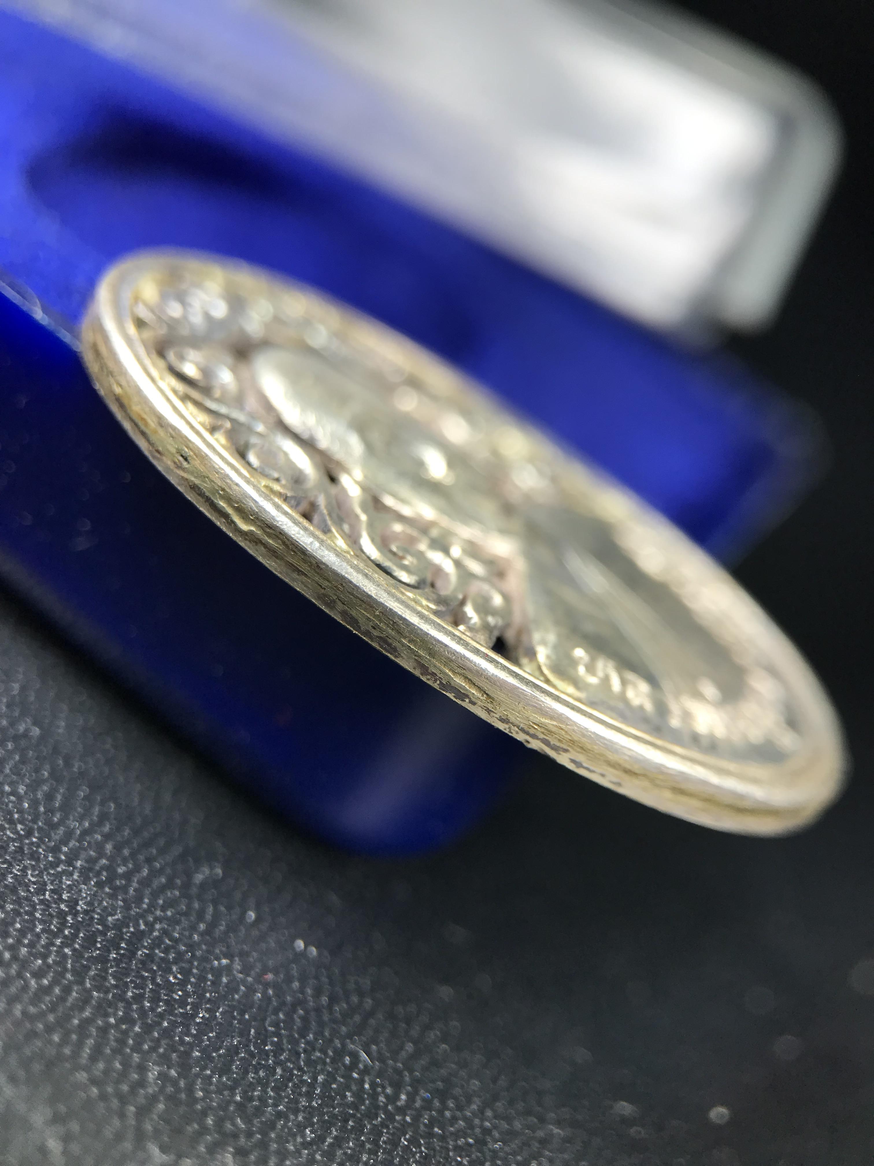 เหรียญหลวงพ่อคูณ ปริสุทโธ วัดบ้านไร่ รุ่น สก. ปี 2536 พิมพ์ลายฉลุ เนื้อเงิน(สวย งดงาม หายาก) งานมหามงคลเฉลิมพระชนมพรรษา 5 รอบ สมเด็จพระบรมราชินีนาถ จัดสร้างโดย กองพลทหารราบที่๒ ทหารเสือราชินี รักษาพระองค์ (พิธีใหญ่ ประวัติชัดเจน อีกหนึ่งรุ่นยอดนิยม)