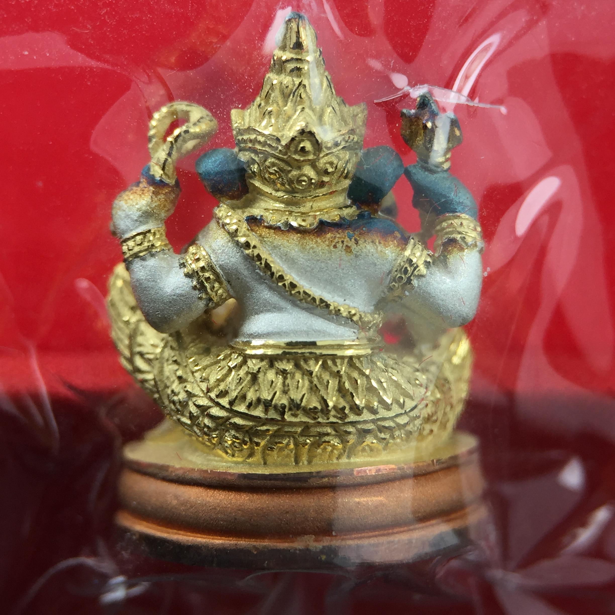 พระพิฆเณศวร วัดบวรนิเวศวิหาร ปี 2542 เนื้อเงินสามกษัตริย์พ่นทรายขัดเงาบางส่วน(ฝังพลอย1เม็ด)(ขนาด 2* 1.4 ซม.) สภาพสวยซีนซองเดิมพร้อมกล่องบรรจุเดิม ตอกโค๊ดหมายเลขกำกับ(ผิวเดิมขึ้นสีรุ้งธรรมชาติ สวย)(คัดสภาพสวยเดิม พิธีใหญ่ พุทธศิลป์งดงาม)