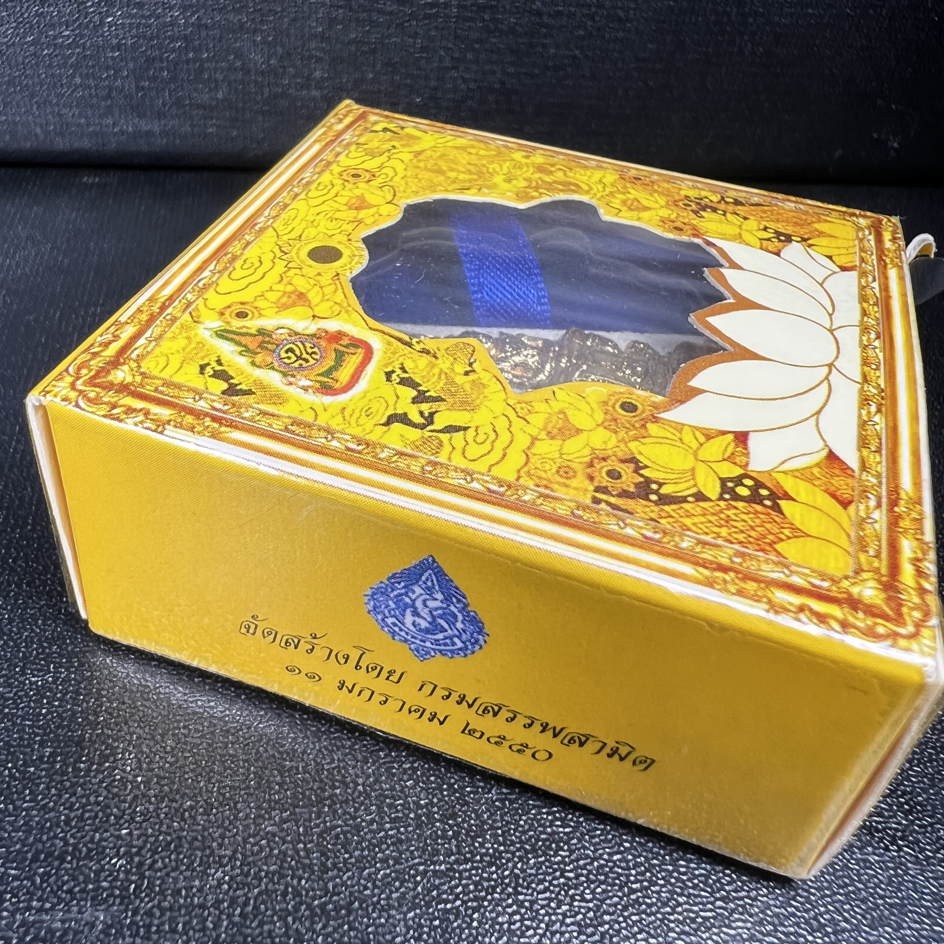 พระแก้วมรกต(จำลอง)ทรงเครื่องฤดูร้อน พระผงบูชา ด้านหน้าปิดทอง ด้านหลังตราสัญลักษณ์ฉลองสิริราชสมบัติครบ 60ปี เนื้อเงิน(รุ่นนี้ได้พระราชทานเส้นพระเจ้า(เส้นผม)รัชกาลที่9ในการจัดสร้าง)