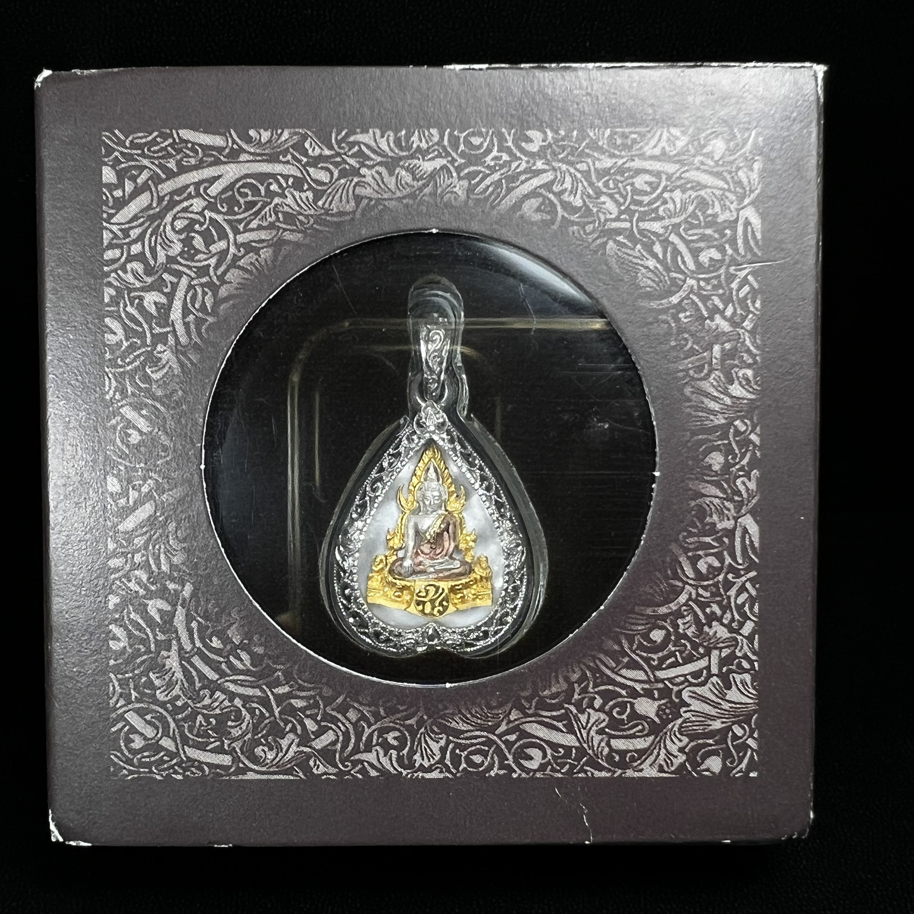 พระพุทธชินราช ภปร. โครงการ "เพราะแผ่นดินนี้ คือ แผ่นดินเกิด" ปี 2548(รุ่นแรก) เหรียญทรงใบโพธิ์ ขนาด 21 x 29 มม. เนื้อเงินสามกษัตริย์ องค์พระชุบสามกษัตริย์ ล้อมด้วยกรอบเงินชุบทองคำขาวสลักเสลาเป็นลวดลายละเอียดอ่อน ส่วนพื้นองค์พระเป็นเปลือกหอยมุข