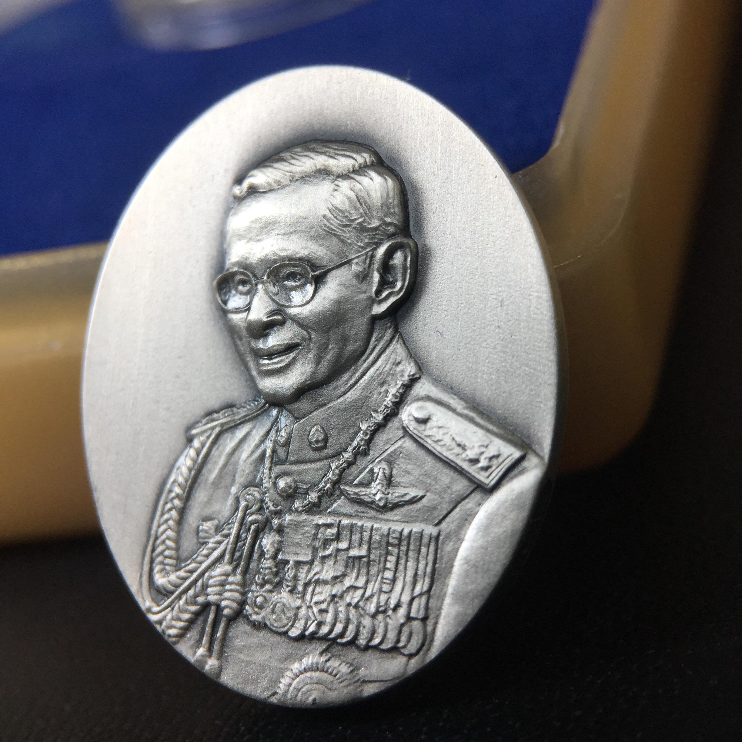 เหรียญพระบาทสมเด็จพระเจ้าอยู่หัวรัชกาลที่ 9 ภปร.(ใต้ร่มพระบารมี คุ้มเกล้า) 60ปี โรงพยาบาลภูมิพลฯ พ.ศ.2552 เนื้อเงิน (พิมพ์เล็กขนาด 25*20 มม.)สภาพสวยเดิมพร้อมกล่องบรรจุเดิม ตอกโค๊ดหมายเลขกำกับ เนื้อเงินหายากพบเจอน้อย