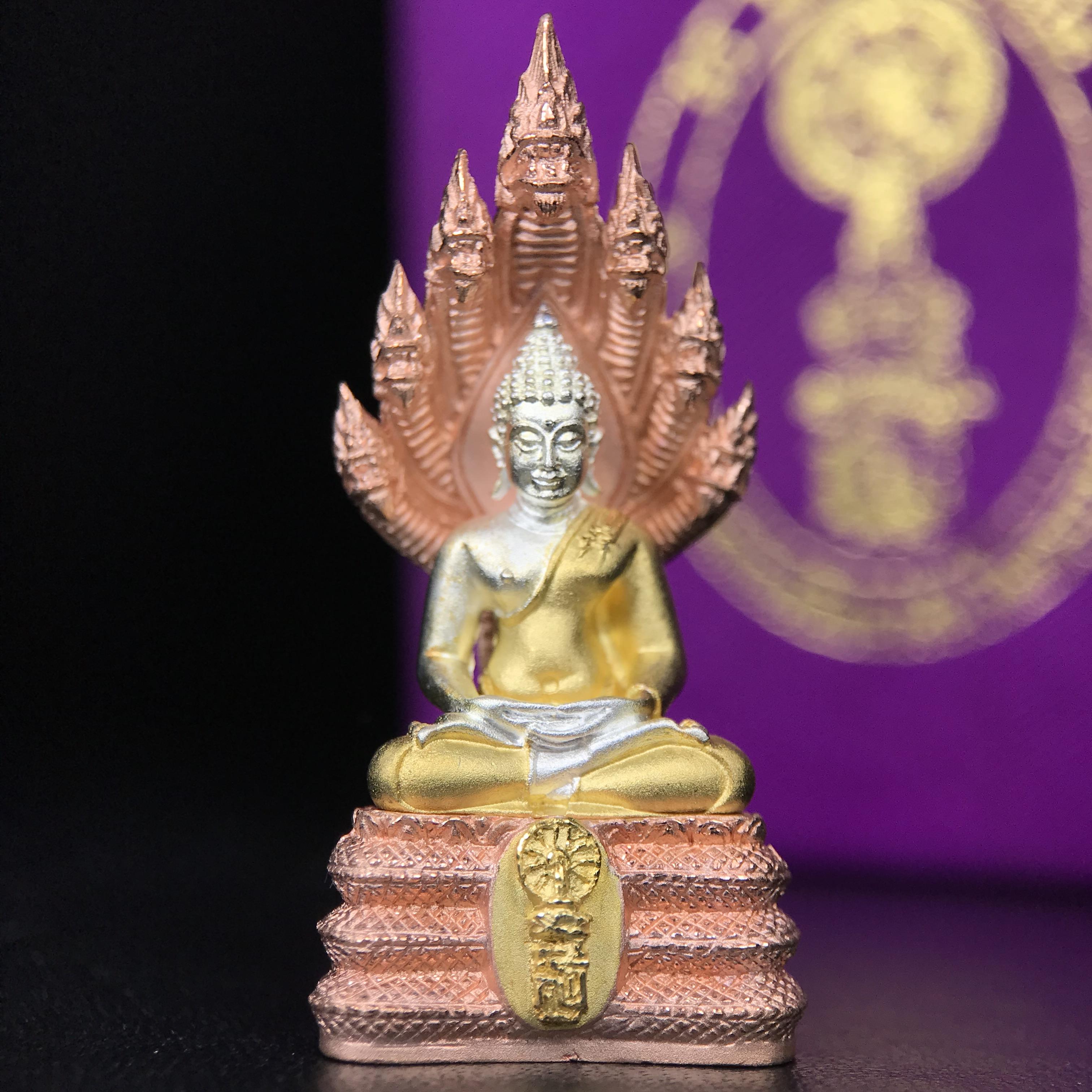 พระนาคปรก สธ. รุ่นสร้างพระอุโบสถเฉลิมพระเกียรติ 4 รอบ 84 พรรษา สมเด็จพระเทพรัตนราชสุดาฯ วัดบวรนิเวศวิหาร ปี 2543 พิมพ์ใหญ่ เนื้อเงินบริสุทธิ์ ชุบสามกษัตริย์แบบพ่นทรายขัดเงาบางส่วน(สภาพ สวย )พิธีใหญ่ พุทธศิลป์งดงาม หายาก (1 ใน 1999 องค์)