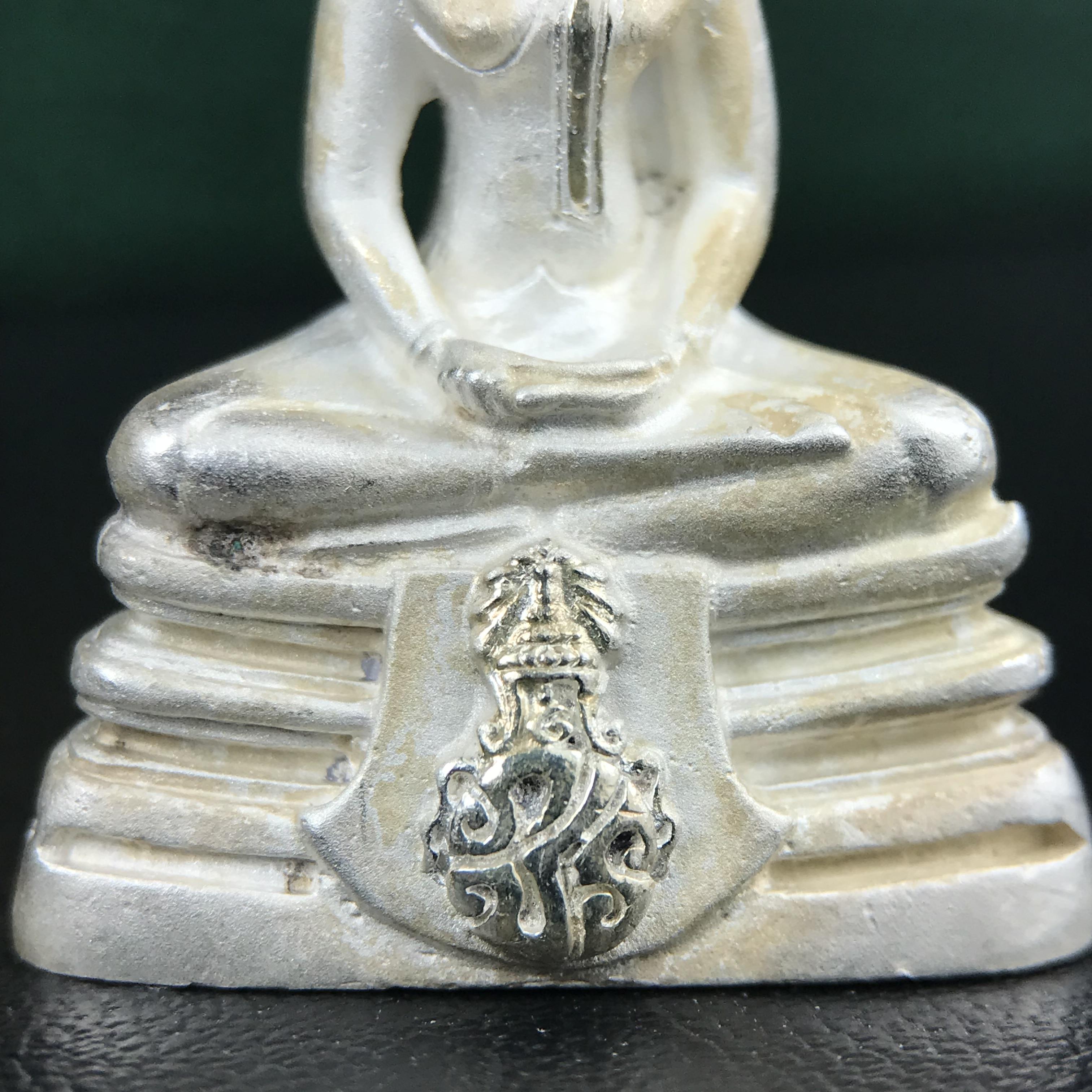 พระพุทธโสธร ภปร. รุ่นย้อนยุค สร้างพระอุโบสถ สมาคมชาวฉะเชิงเทรา จัดสร้าง ปี 2539 วโรกาสครองสิริราชสมบัติครบ 50 ปี เนื้อเงินทรายนวลขัดเงาบางส่วน พร้อมกล่องบรรจุและใบรับรองเดิม