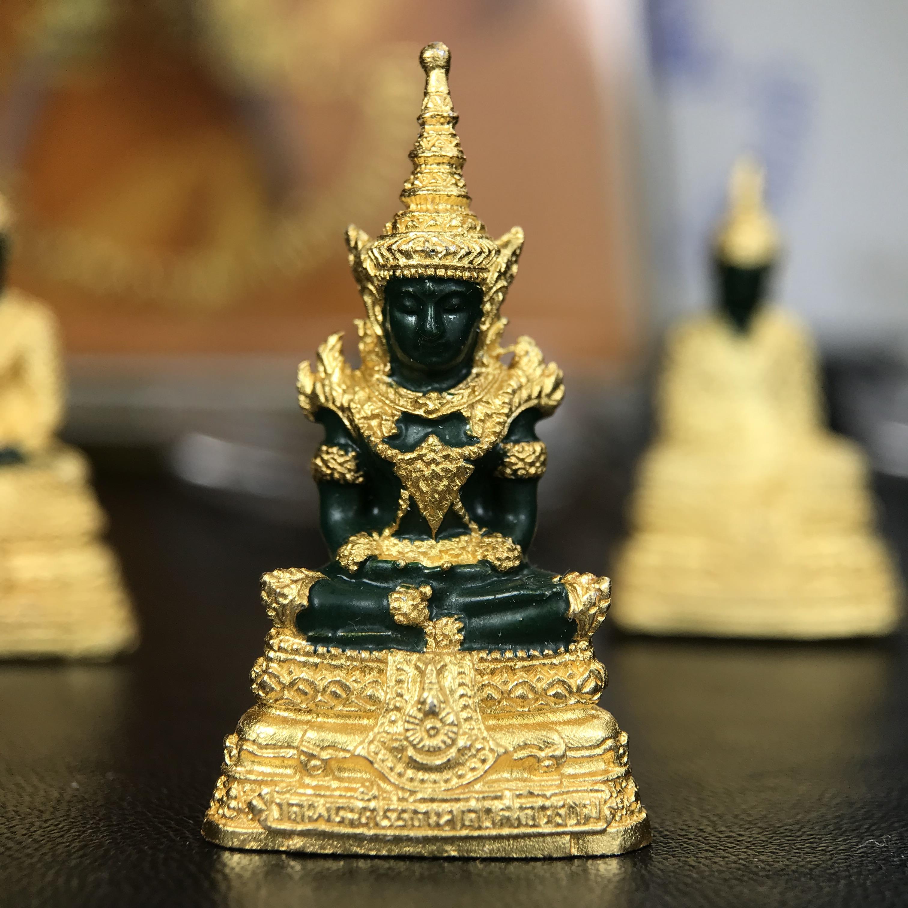 พระพุทธมหามณีรัตนปฏิมากร(พระแก้วมรกต) วัดพระศรีรัตนศาสดาราม สำนักพระราชวัง จัดสร้าง ชุด3 ฤดู ร้อน ฝน หนาว(บรรจุมวลสารใต้ฐาน)