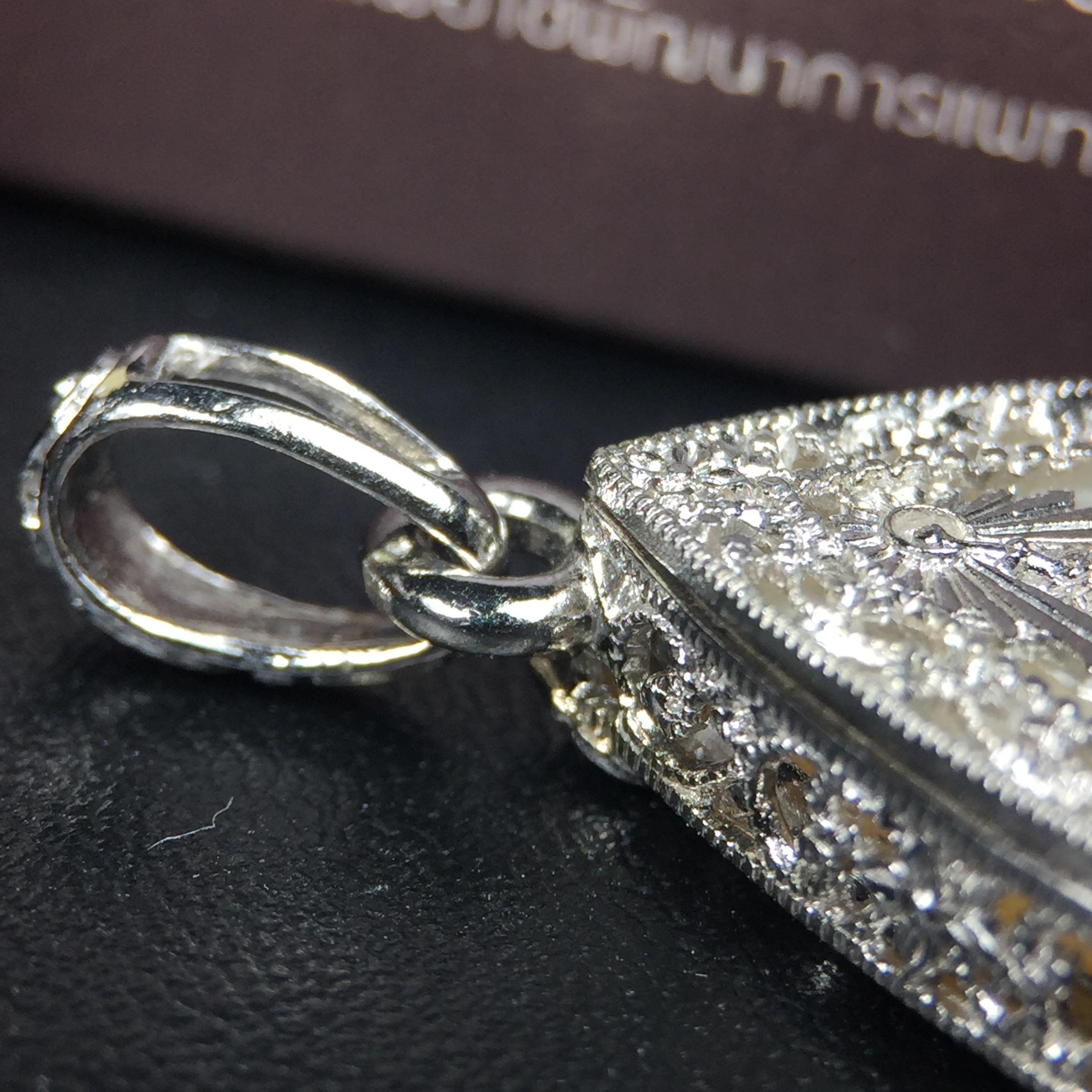 พระพุทธชินราช ภปร. โครงการ "เพราะแผ่นดินนี้ คือ แผ่นดินเกิด" ปี2548(รุ่นแรก) เหรียญทรงหยดน้ำ ขนาด 21 x 31 มม. เนื้อเงินสามกษัตริย์ องค์พระชุบสามกษัตริย์ ล้อมด้วยกรอบเงินชุบทองคำขาวสลักเสลาเป็นลวดลายละเอียดอ่อน ส่วนพื้นองค์พระเป็นเปลือกหอยมุข